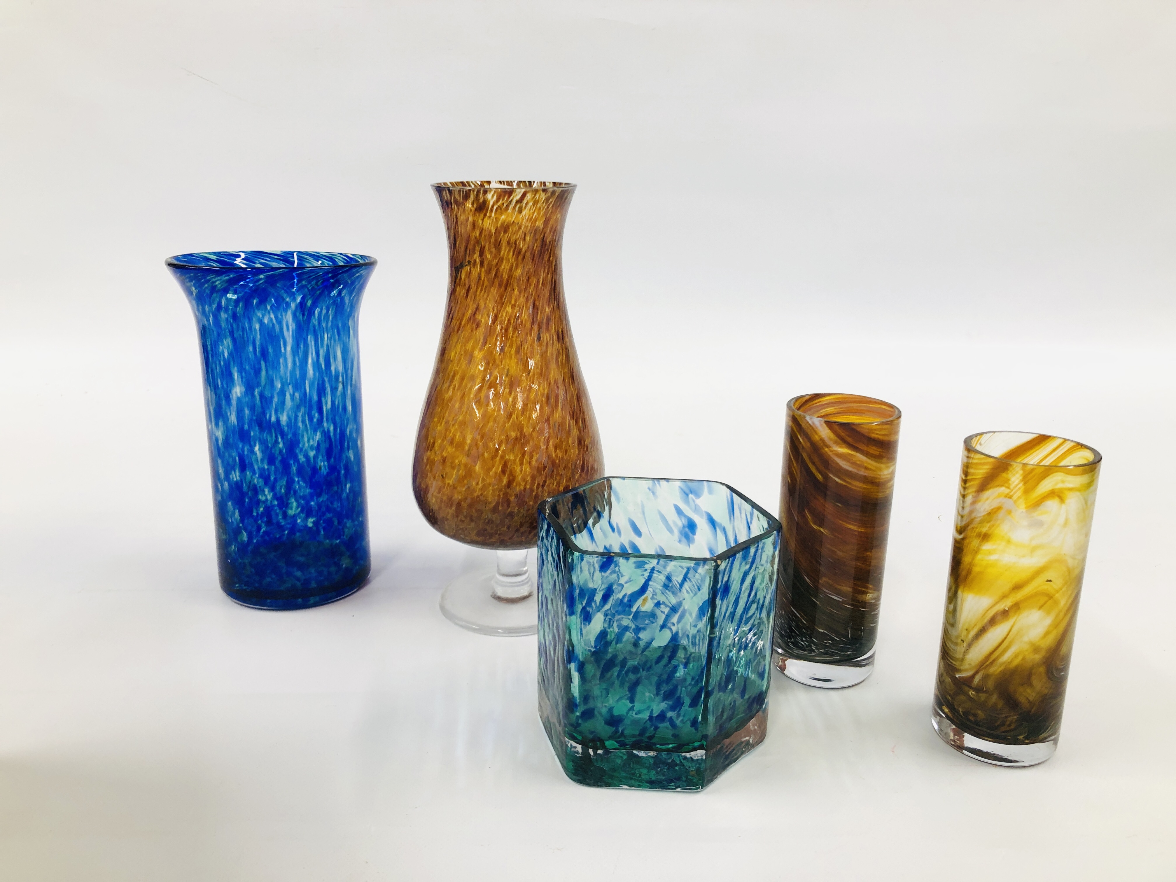 A GROUP OF ART GLASS STUDIO VASES TO INCLUDE MOTTLED AND WEDGEWOOD EXAMPLES.