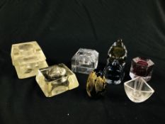 A GROUP OF ART GLASS TO INCLUDE VARIOUS TEA LIGHT HOLDERS,