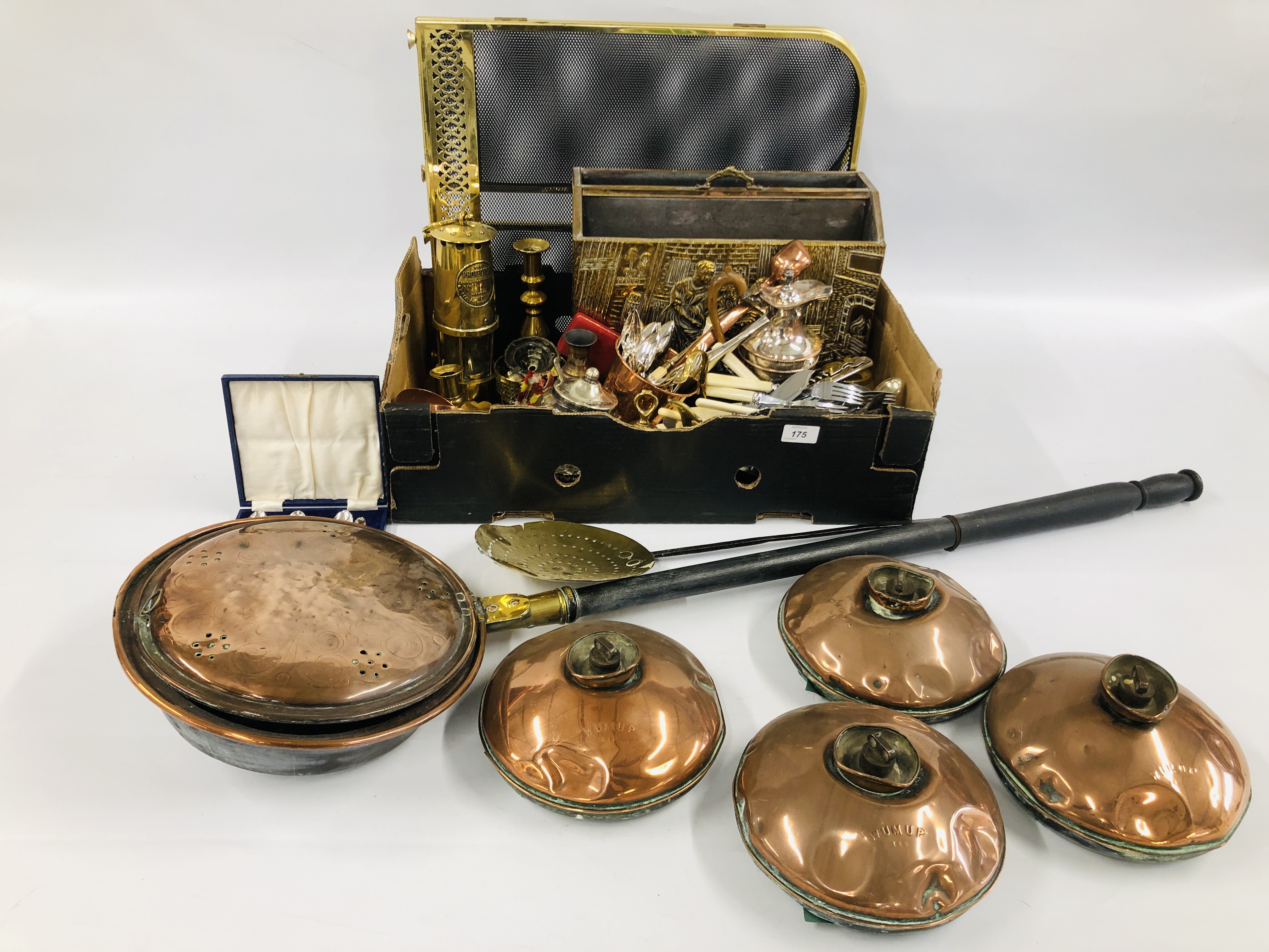 A BOX OF ASSORTED METAL WARES TO INCLUDE A FIRE GUARD AND MAGAZINE RACK, HORSE BRASSES,