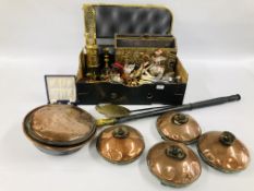 A BOX OF ASSORTED METAL WARES TO INCLUDE A FIRE GUARD AND MAGAZINE RACK, HORSE BRASSES,