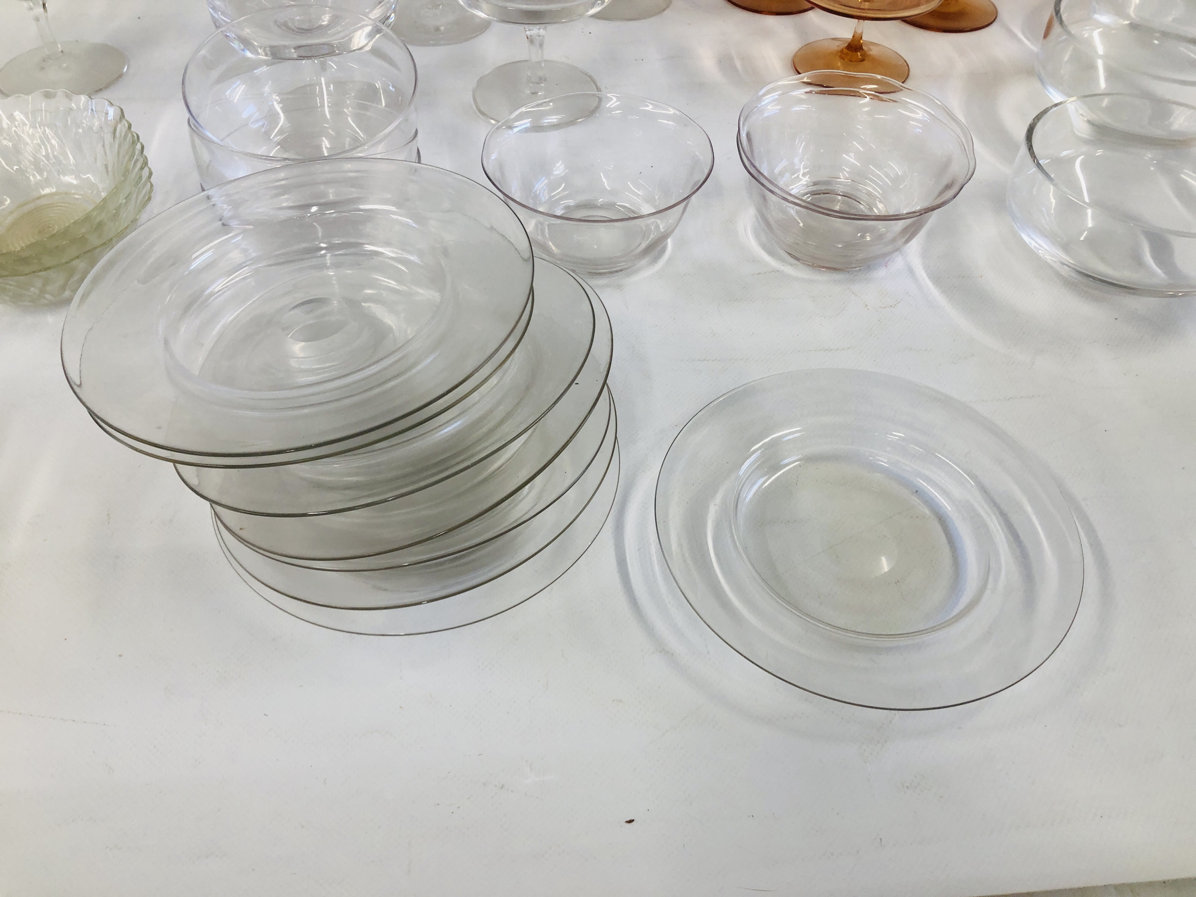 A LARGE GROUP OF ASSORTED GOOD QUALITY GLASS SUNDAE DISHES TO INCLUDE COLOURED EXAMPLES IN THE - Image 7 of 7