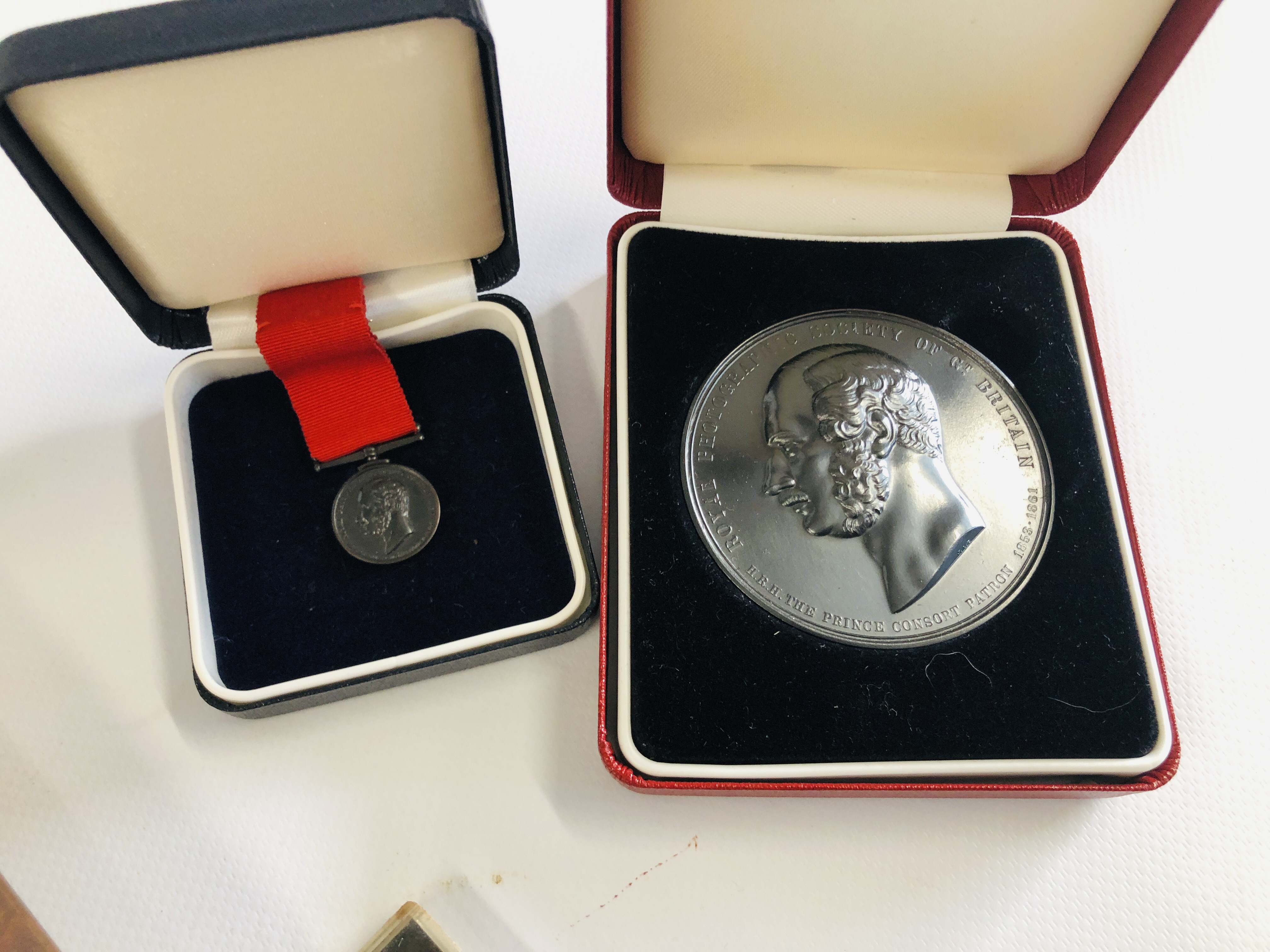 A GROUP OF MEDALS AND COINS TO INCLUDE ROYAL PHOTOGRAPHIC SOCIETY - Image 4 of 7