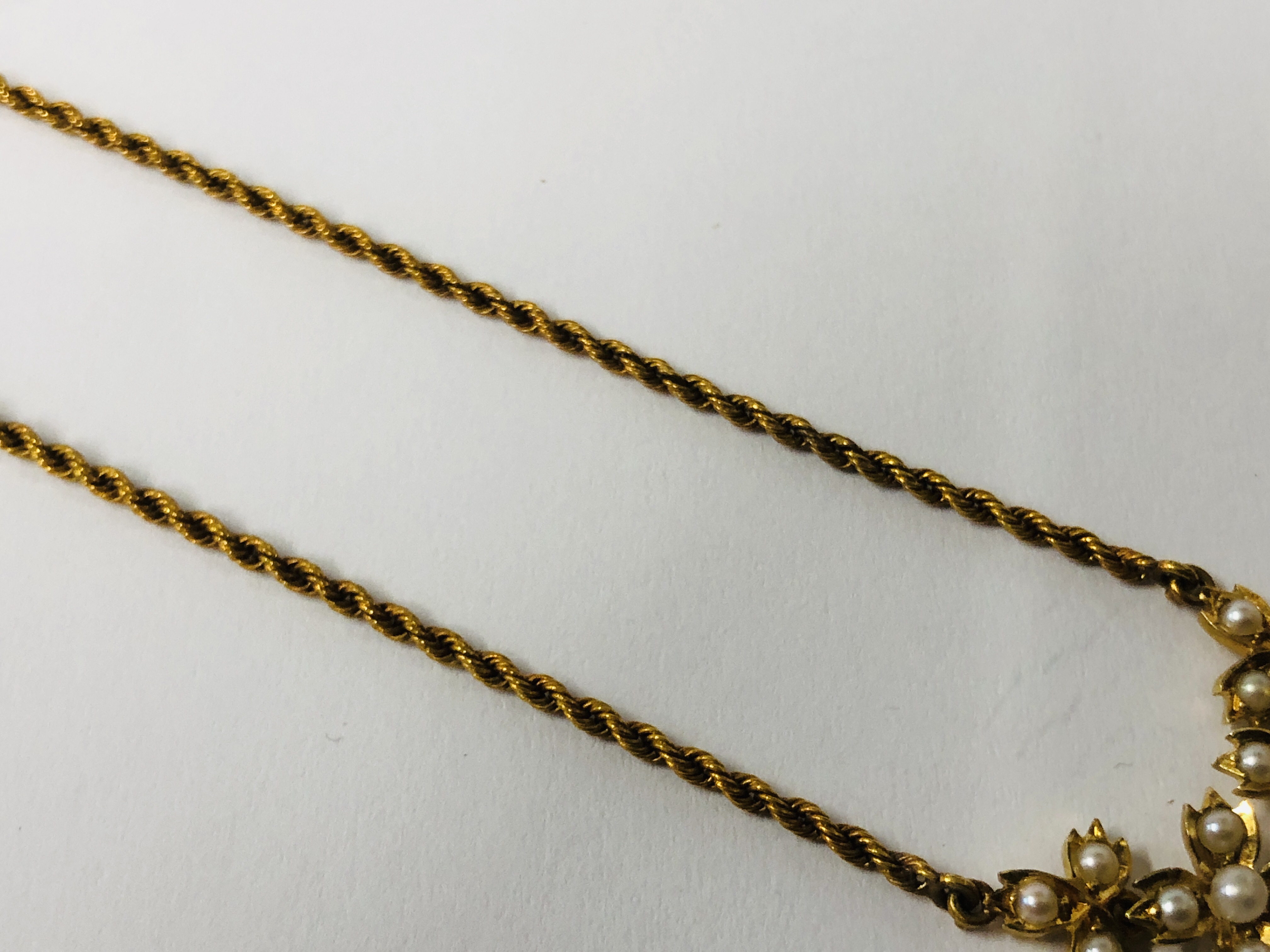 AN ANTIQUE CHILD'S YELLOW METAL ROPE DESIGN NECKLACE SET WITH SEED PEARLS, LENGTH 31CM. - Image 3 of 9