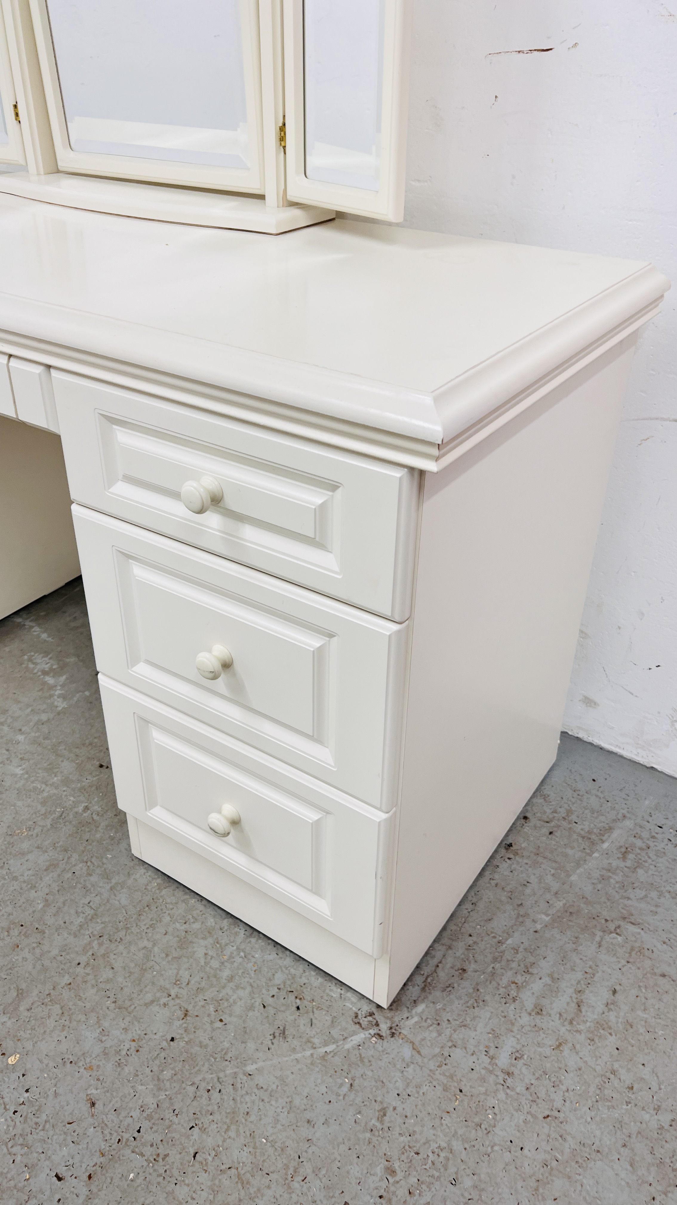 A MODERN WHITE FINISH SIX DRAWER DRESSING TABLE WITH TRIPLE MIRROR. - Image 3 of 7