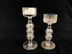 TWO WEDGEWOOD CLEAR GLASS CANDLESTICKS, ONE DOUBLE KNOP 8/78 H 15CM.