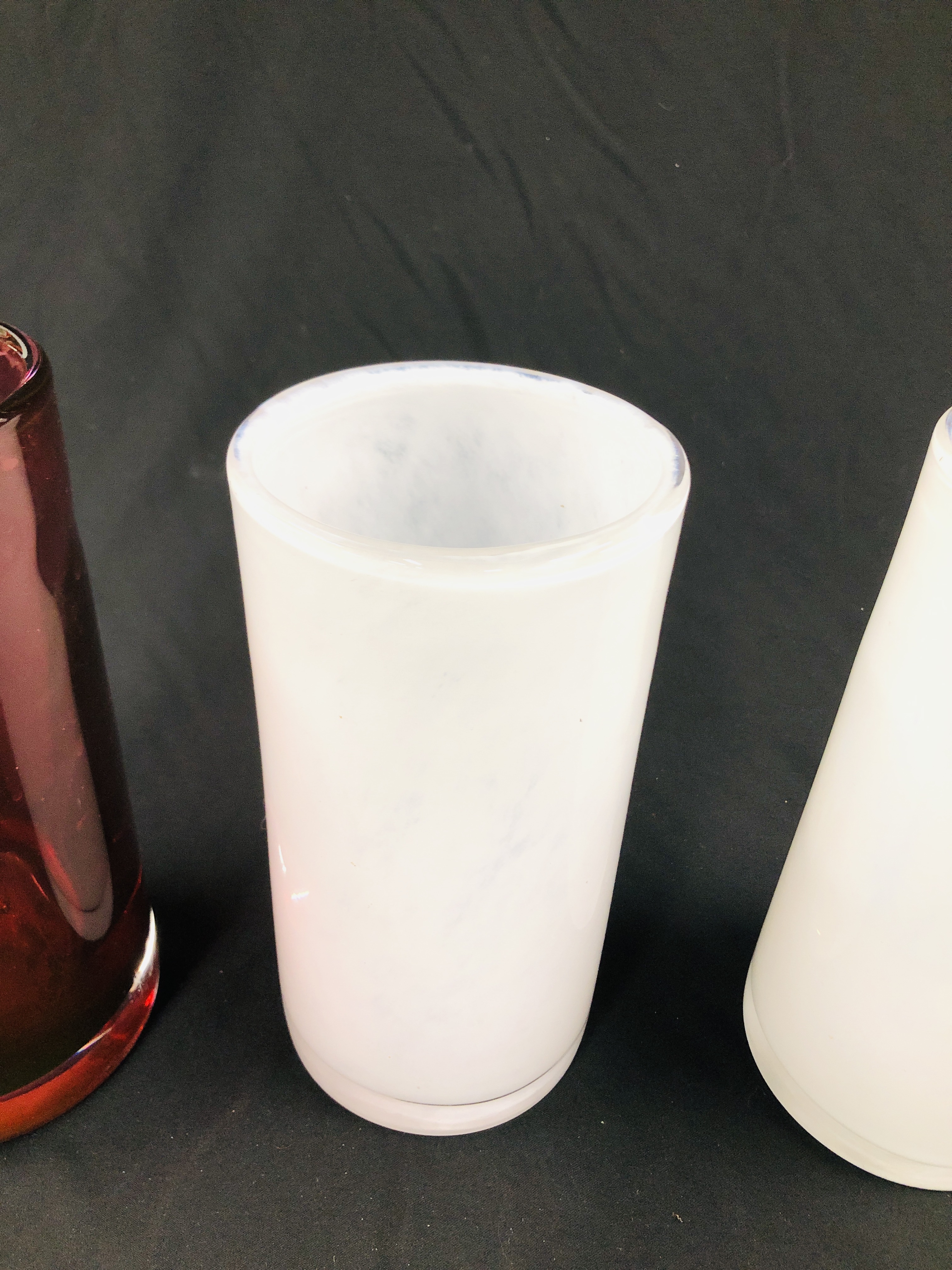 A PAIR OF WHITE ART GLASS STUDIO VASES H 24CM. ALONG WITH A SIMILAR CRANBERRY FINISH EXAMPLE H 25CM. - Image 3 of 4