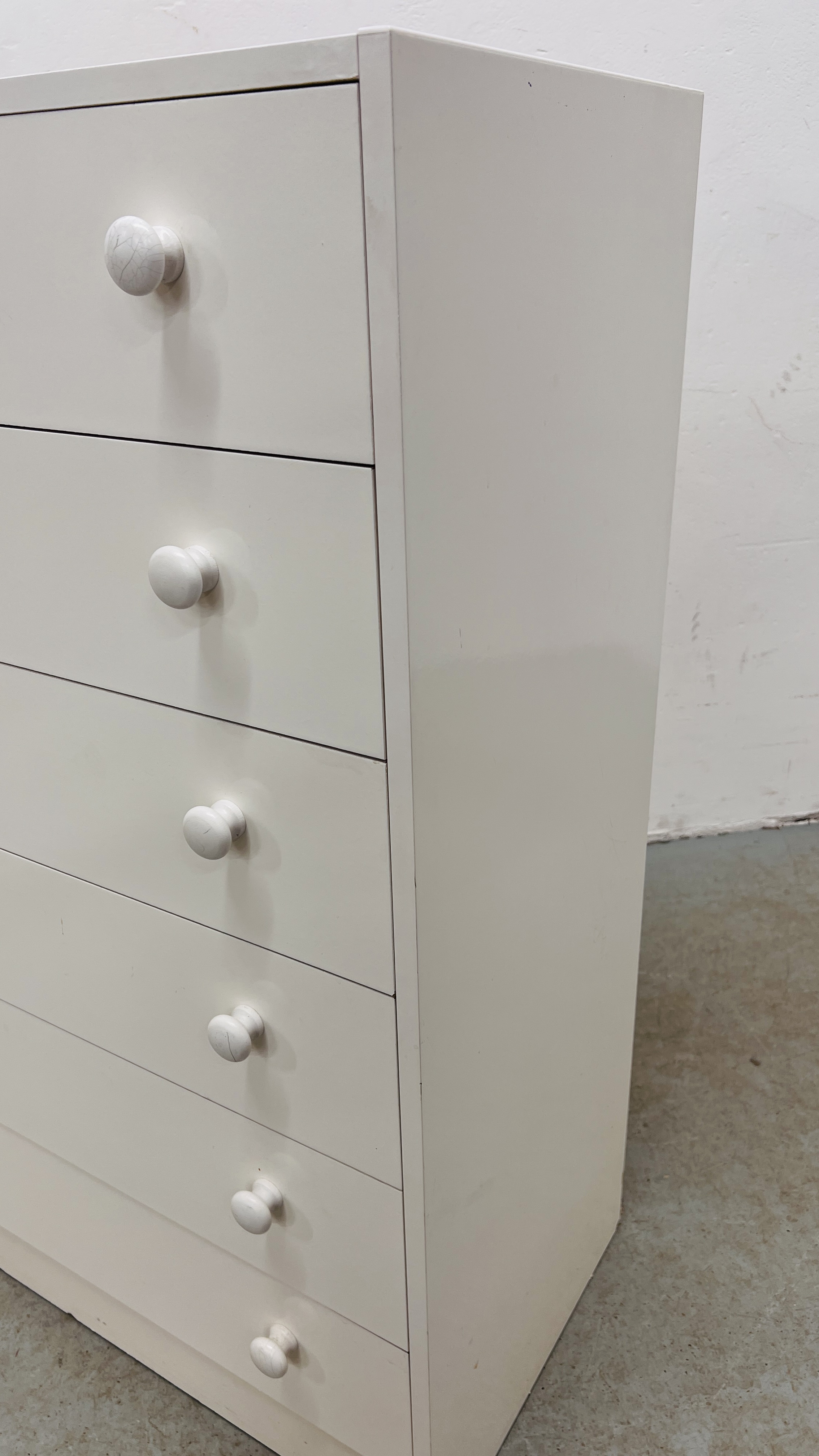 A WHITE FINISH 6 DRAWER CHEST - W 76CM. D 39CM. H 107CM. - Image 4 of 5