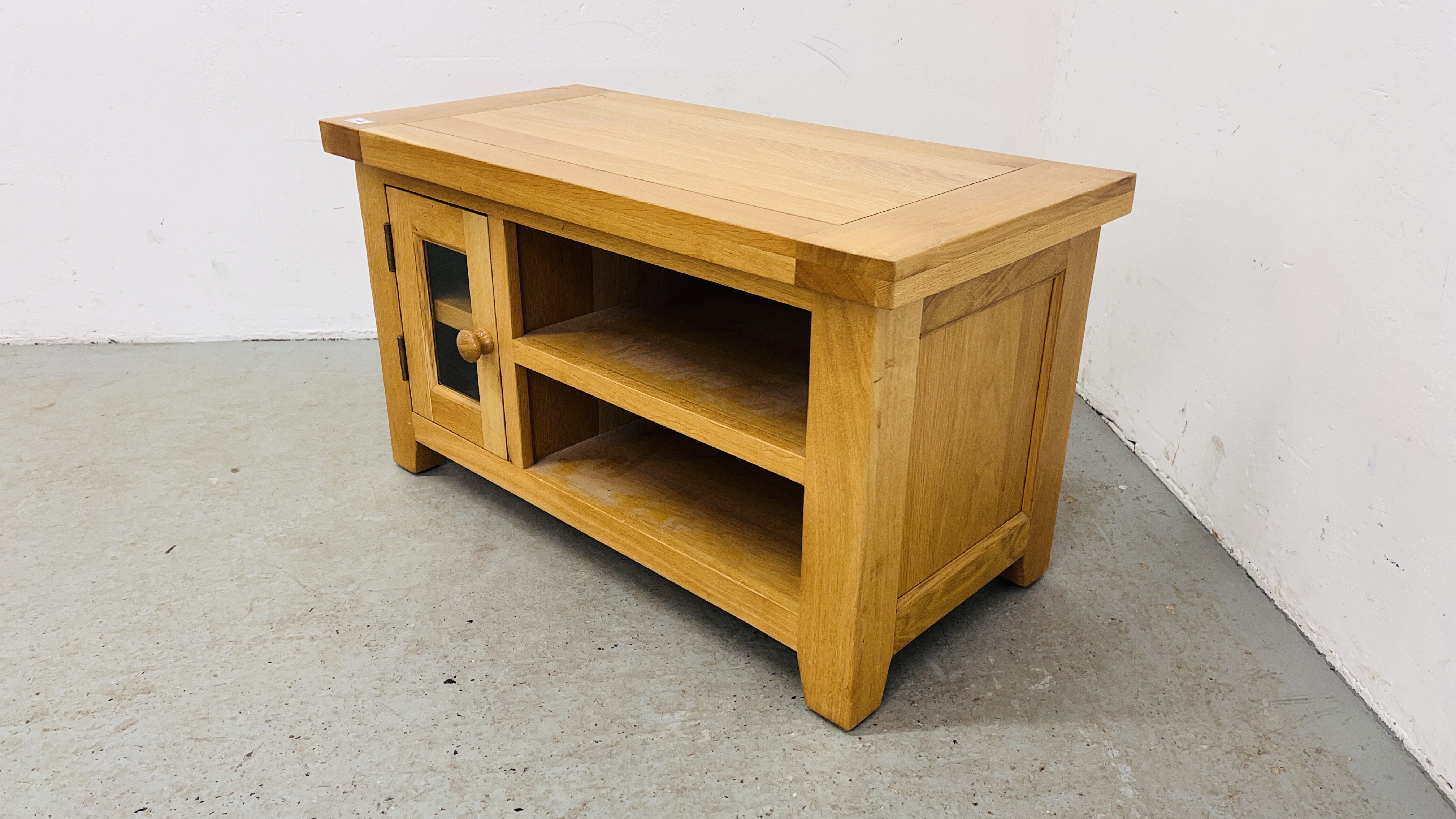 A SOLID LIGHT OAK TELEVISION STAND. - Image 3 of 9