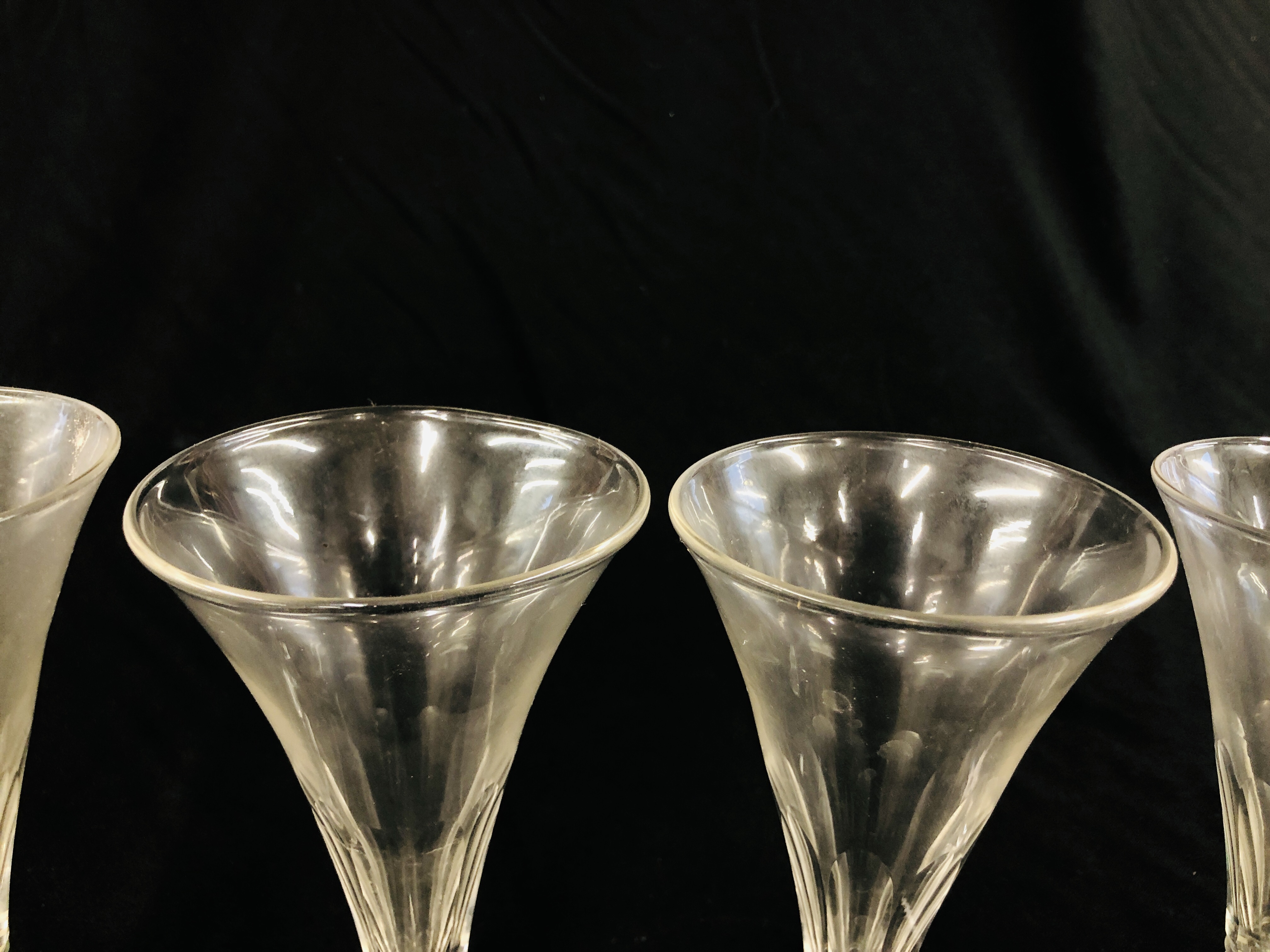 A GROUP OF 5 VINTAGE CONICAL GLASSES, PETAL SLICE CUT PANELS - APPROX H 17.3CM. - Image 3 of 6