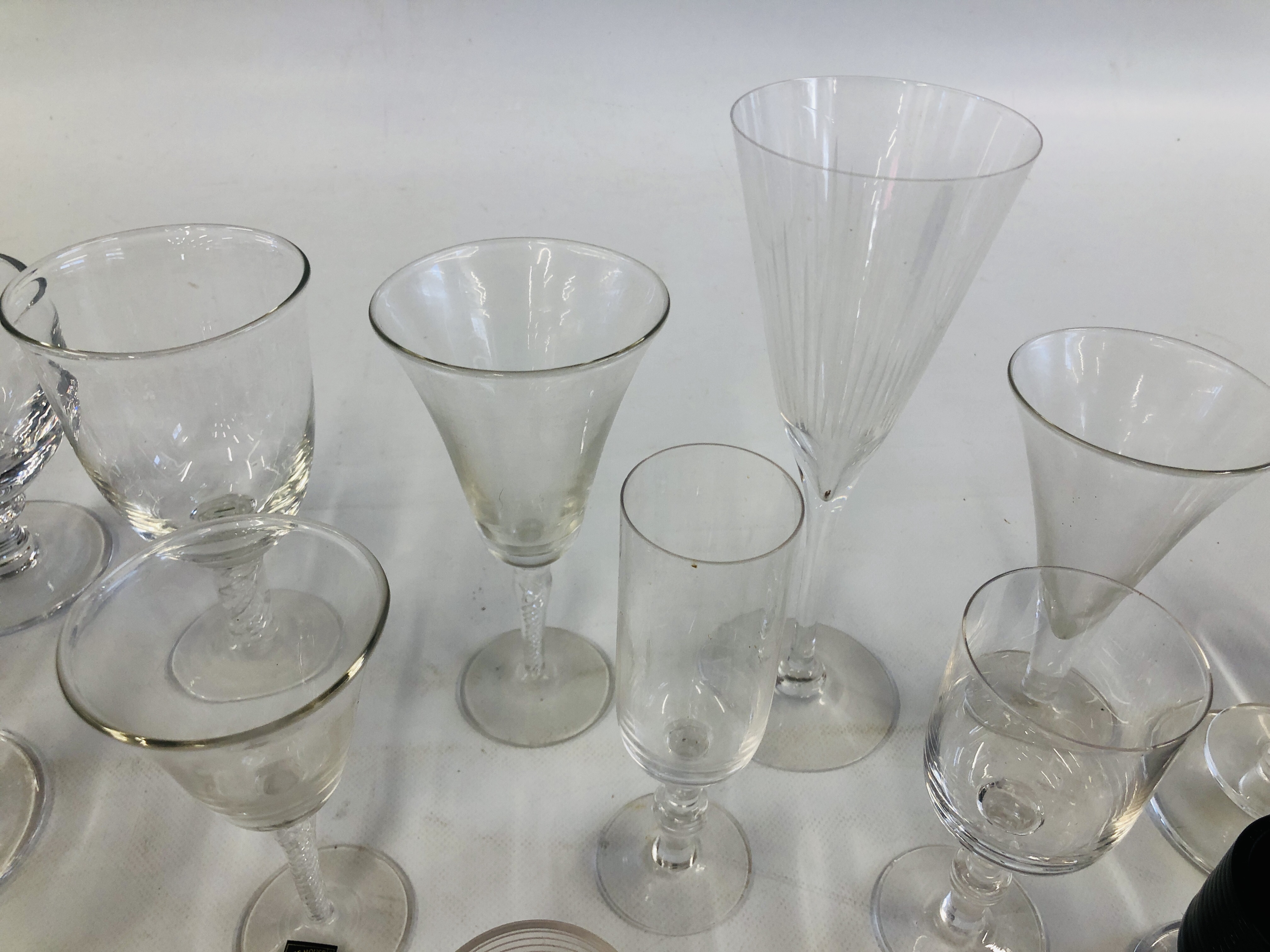 A COLLECTION OF VINTAGE AND MODERN GLASSWARE TO INCLUDE GLASSES MARKED LANGHAM AND SOME AIR TWIST - Image 5 of 8
