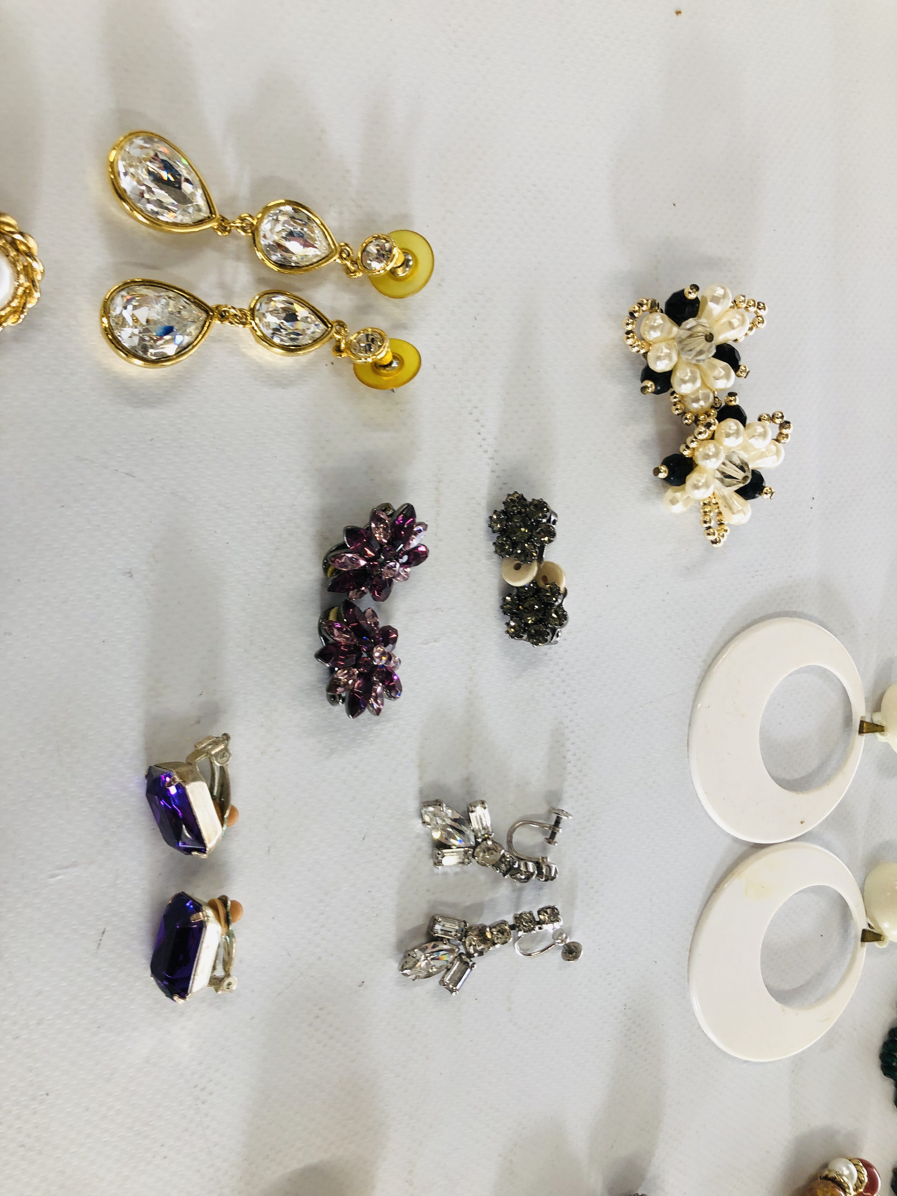 40 PAIRS OF VARIOUS CLIP ON COSTUME JEWELLERY EARRINGS. - Image 3 of 9