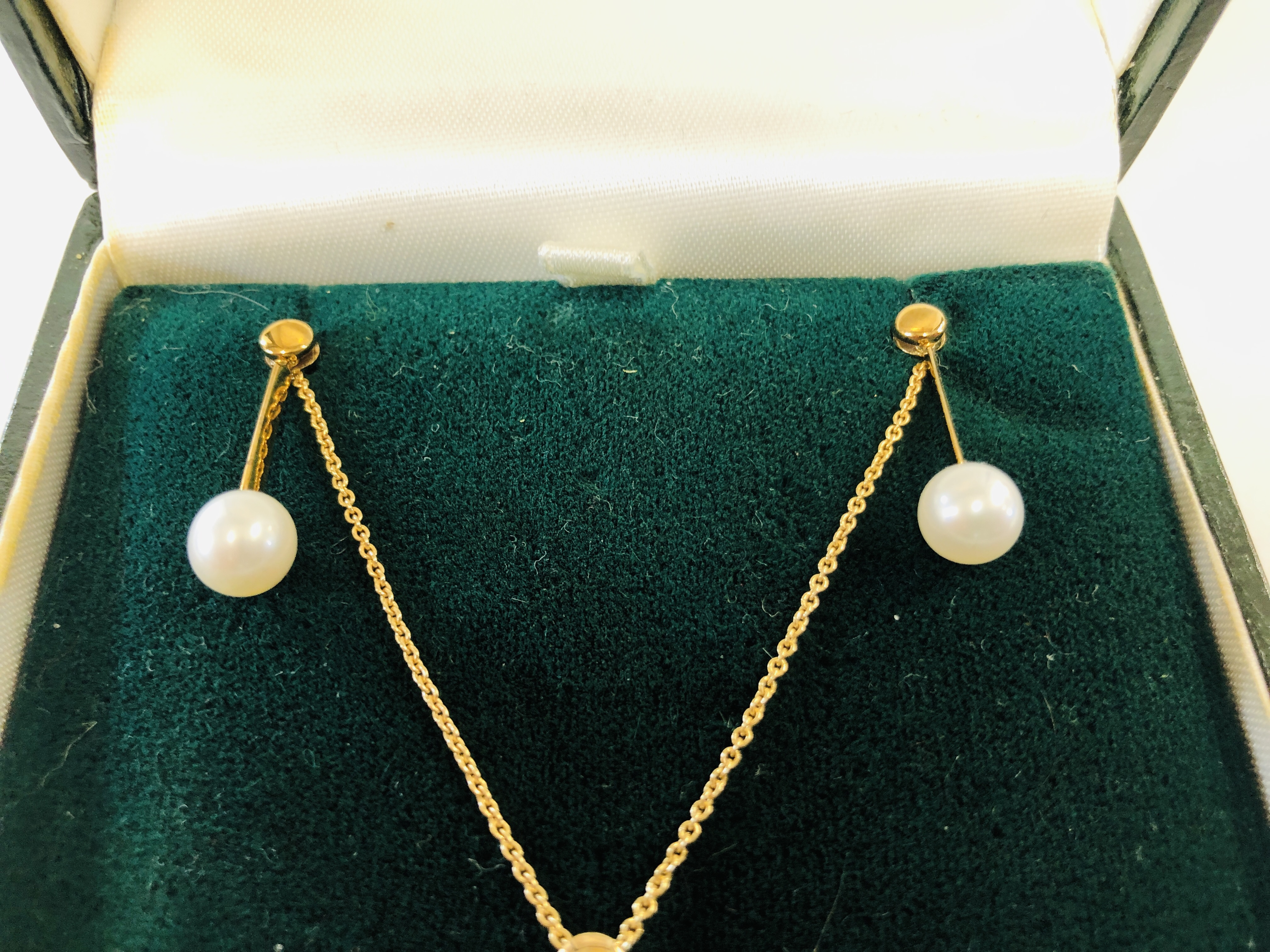 A 9 CARAT GOLD PEARL NECKLACE AND EARRING SET. - Image 4 of 13