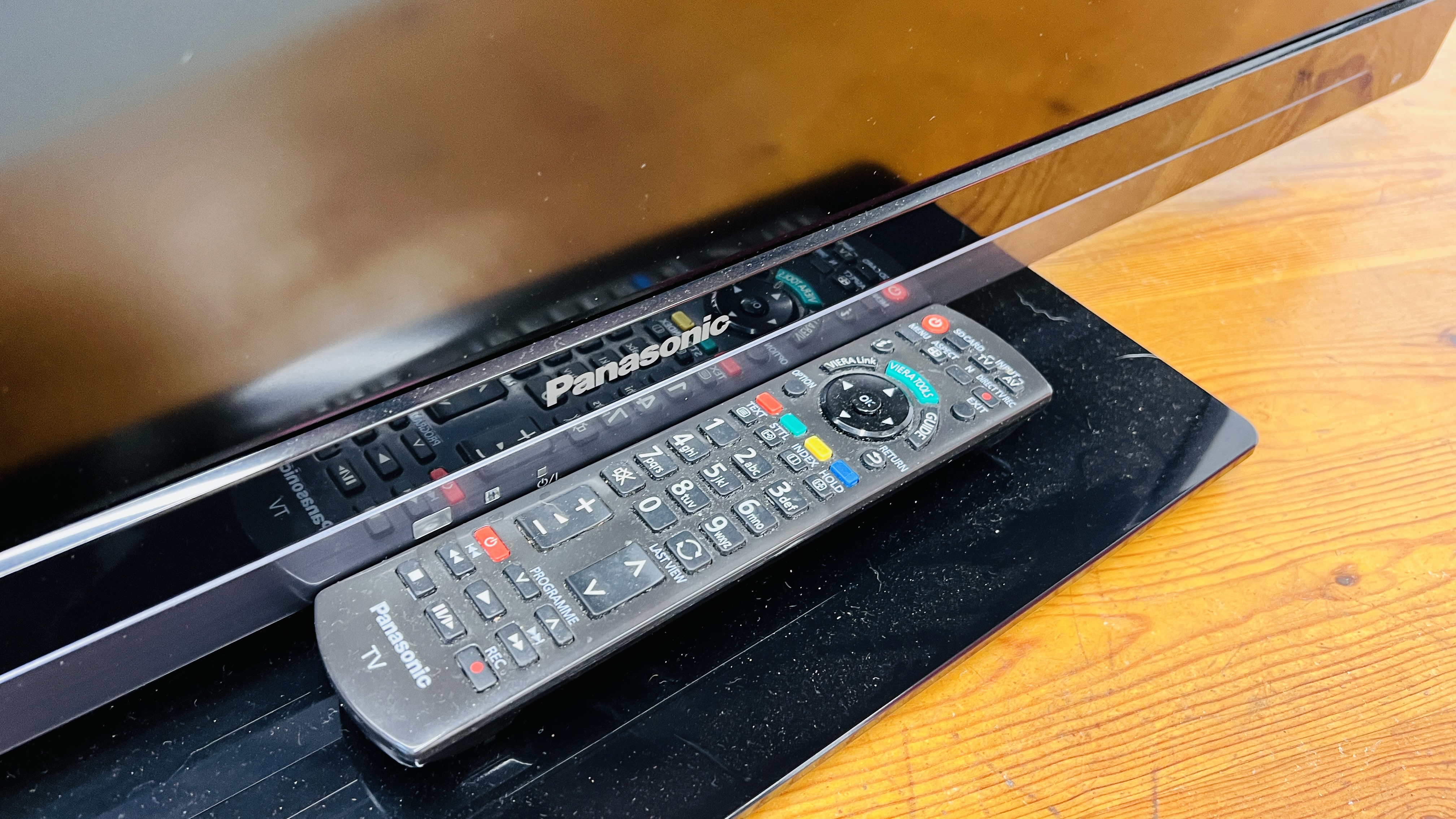 PANASONIC 37 INCH TELEVISION COMPLETE WITH REMOTE CONTROL - SOLD AS SEEN. - Image 3 of 5