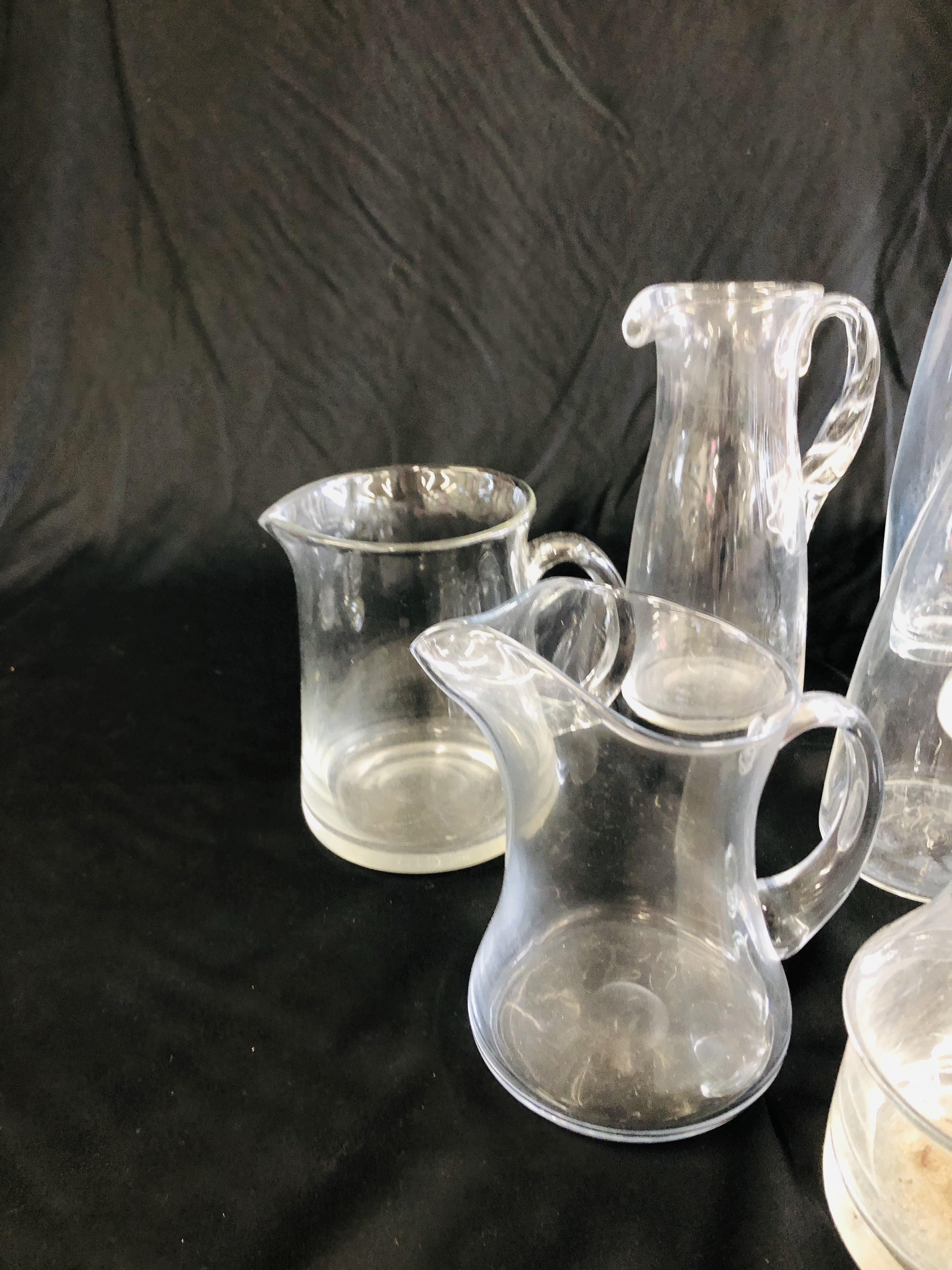 A GROUP OF GLASSWARE TO INCLUDE VARIOUS CLEAR GLASS WATER JUGS, - Image 5 of 6