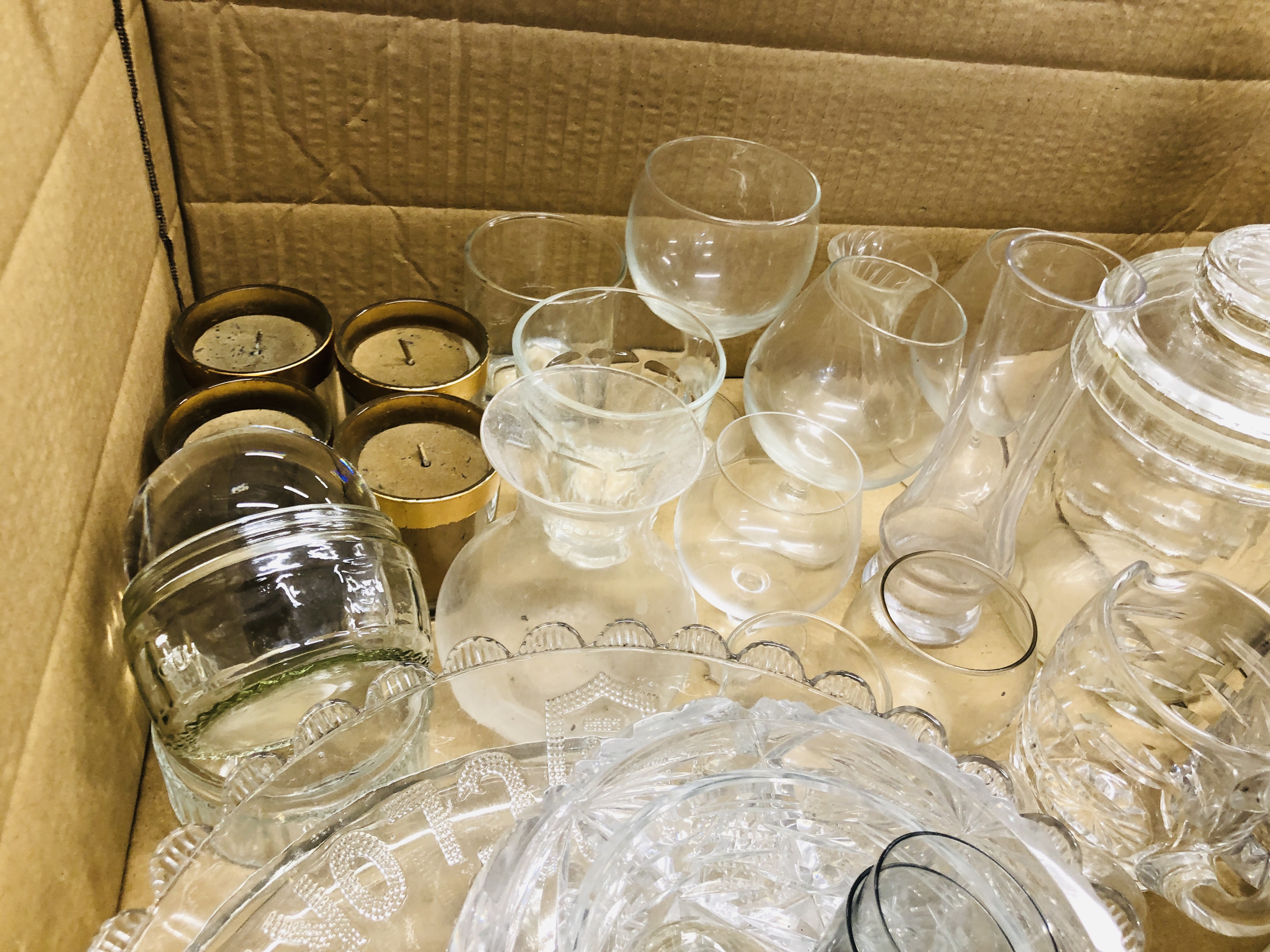 AN EXTENSIVE COLLECTION OF DESIGNER MAINLY CLEAR GLASS PIECES TO INCLUDE TAZZA'S, WINES, - Image 7 of 9