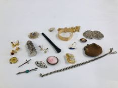 A COLLECTION OF COSTUME JEWELLERY TO INCLUDE PLATED BELT BUCKLE, ENAMEL FLOWER BROOCH,