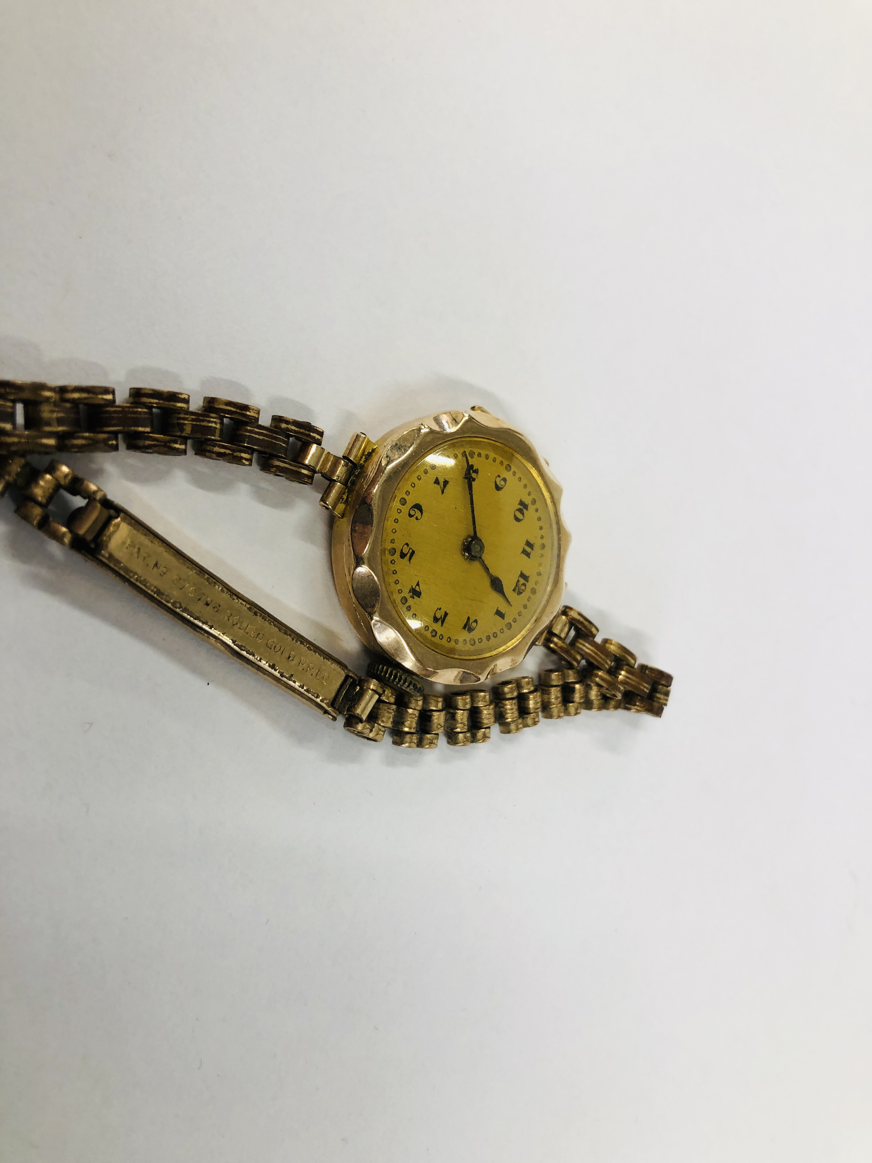 A LADIES 9CT GOLD WRIST WATCH ON A PLATED STRAP - Image 3 of 9