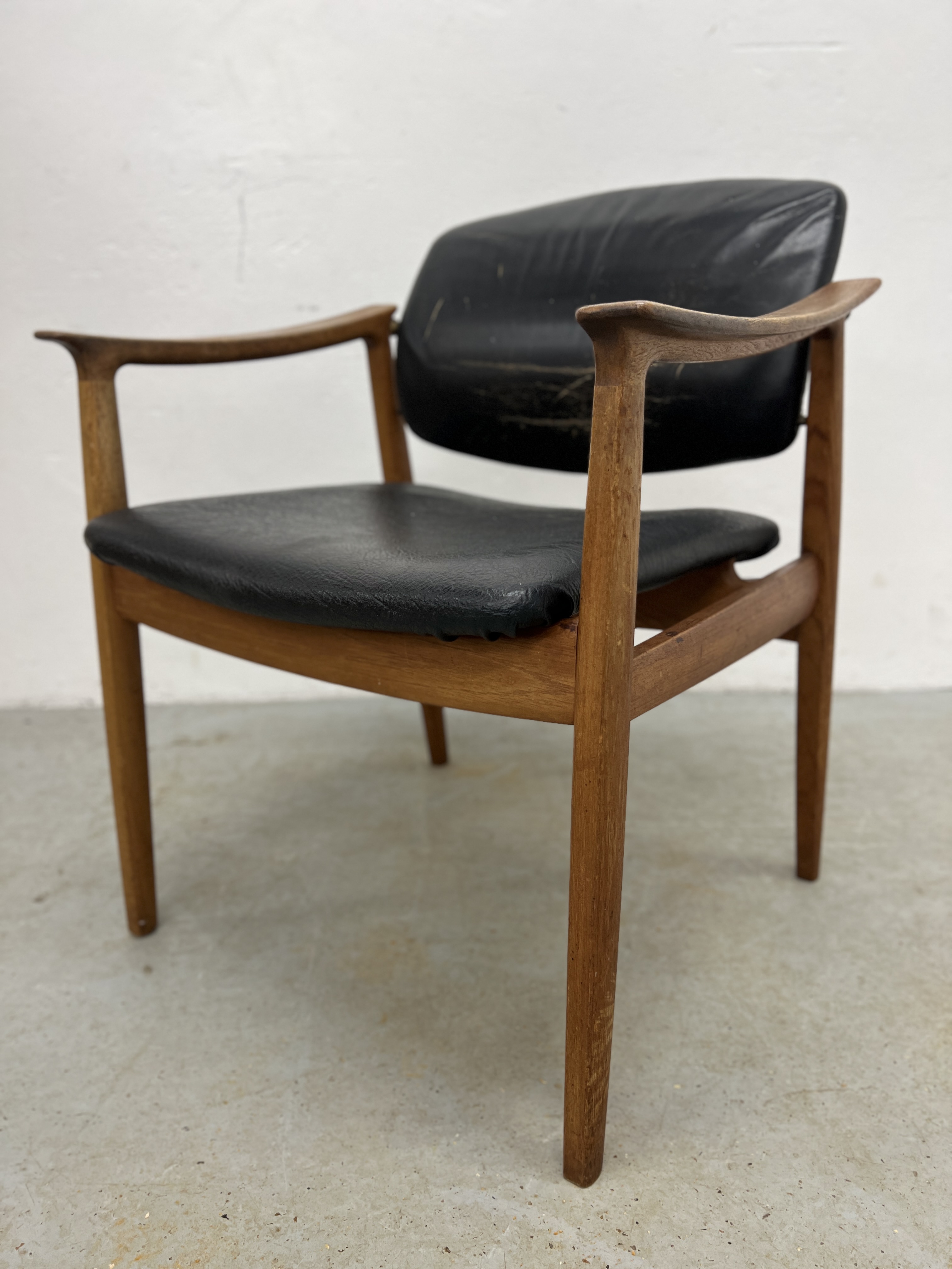 A MID CENTURY DANISH TEAK OPEN ELBOW CHAIR BEARING LABEL FRANCE & SON. - Image 2 of 13