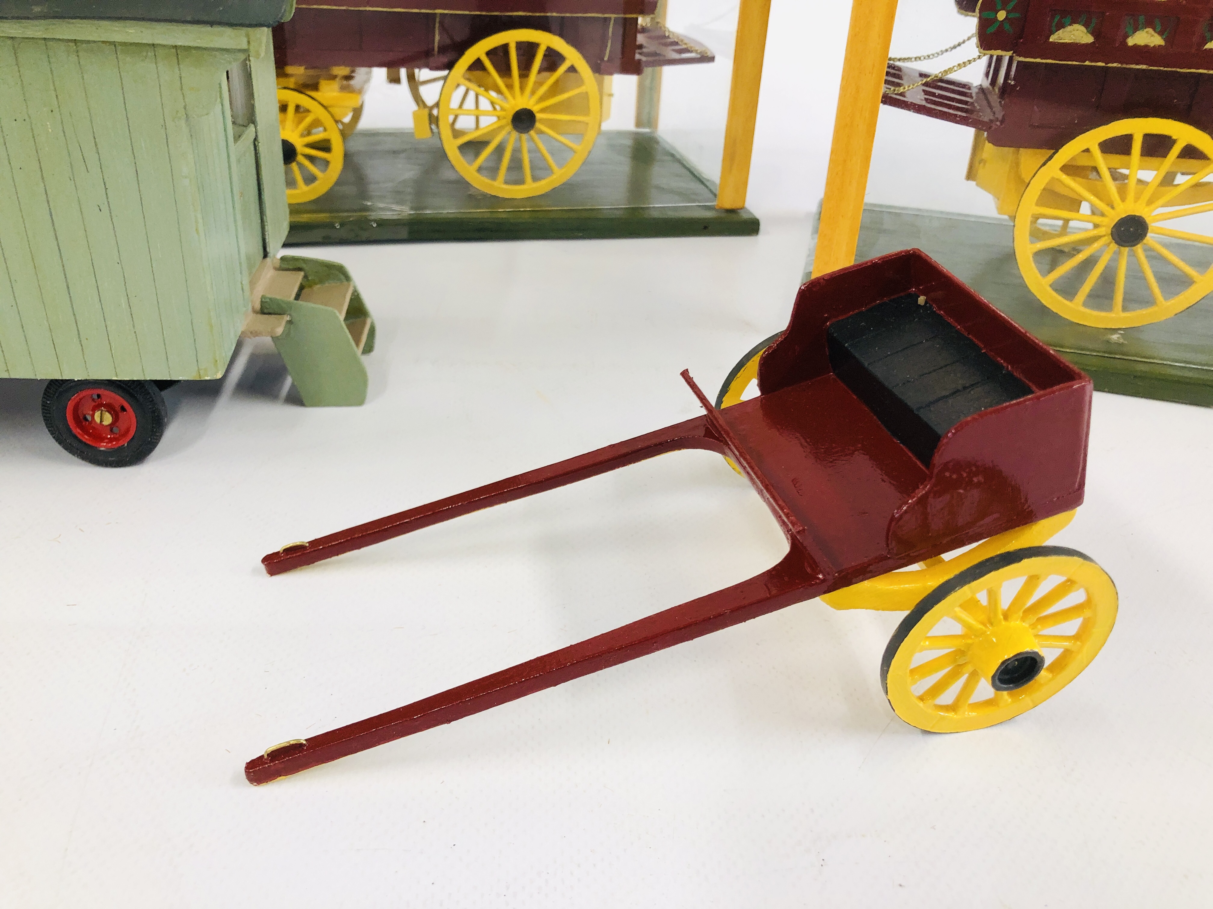 TWO WOODEN SCRATCH BUILT TRADITIONAL CARAVANS IN GLASS DISPLAY CASES ALONG WITH A FURTHER WOODEN - Image 3 of 6