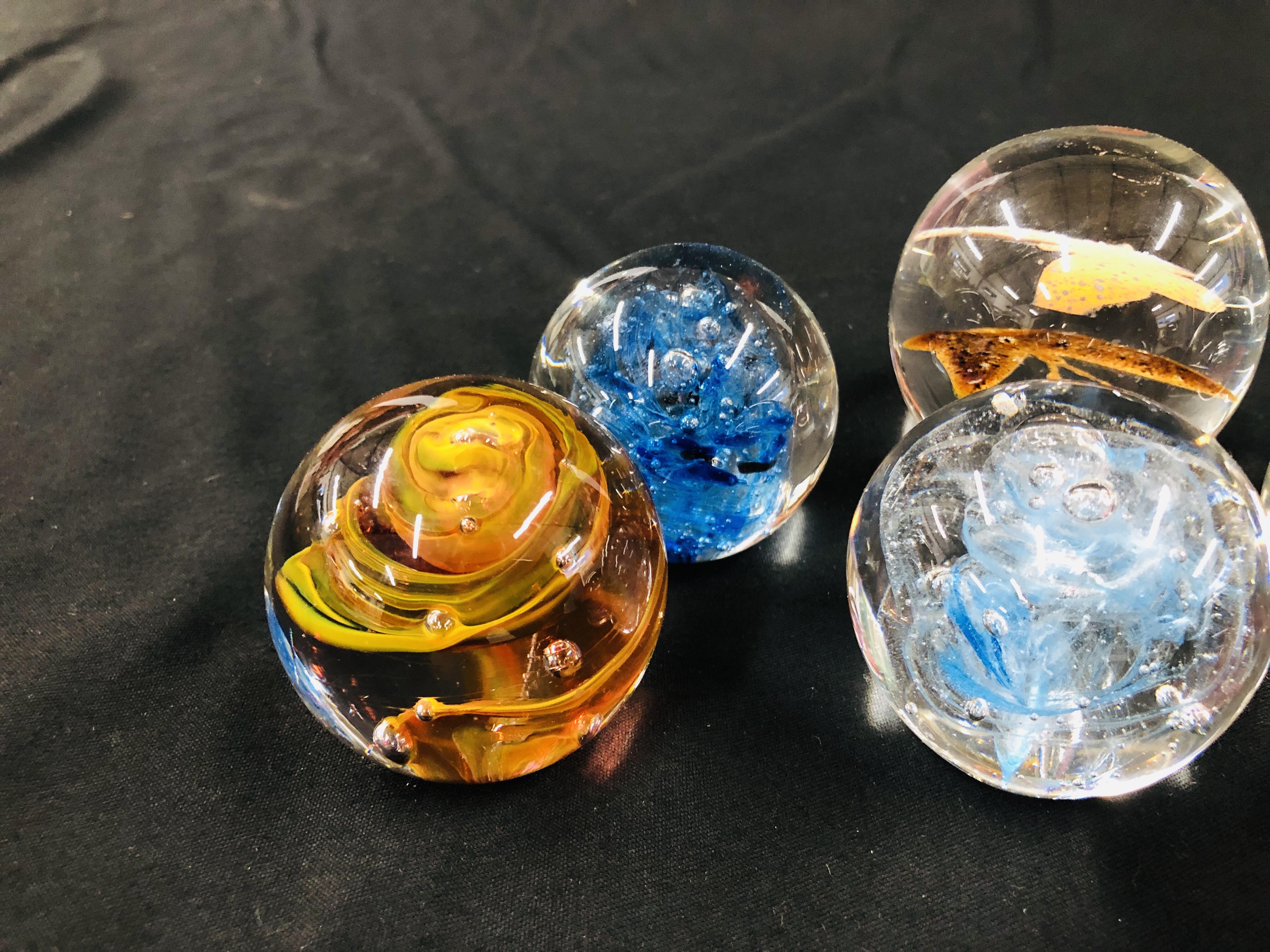 A GROUP OF 6 ART GLASS PAPERWEIGHTS TO INCLUDE A BUTTERFLY EXAMPLE. - Image 2 of 5