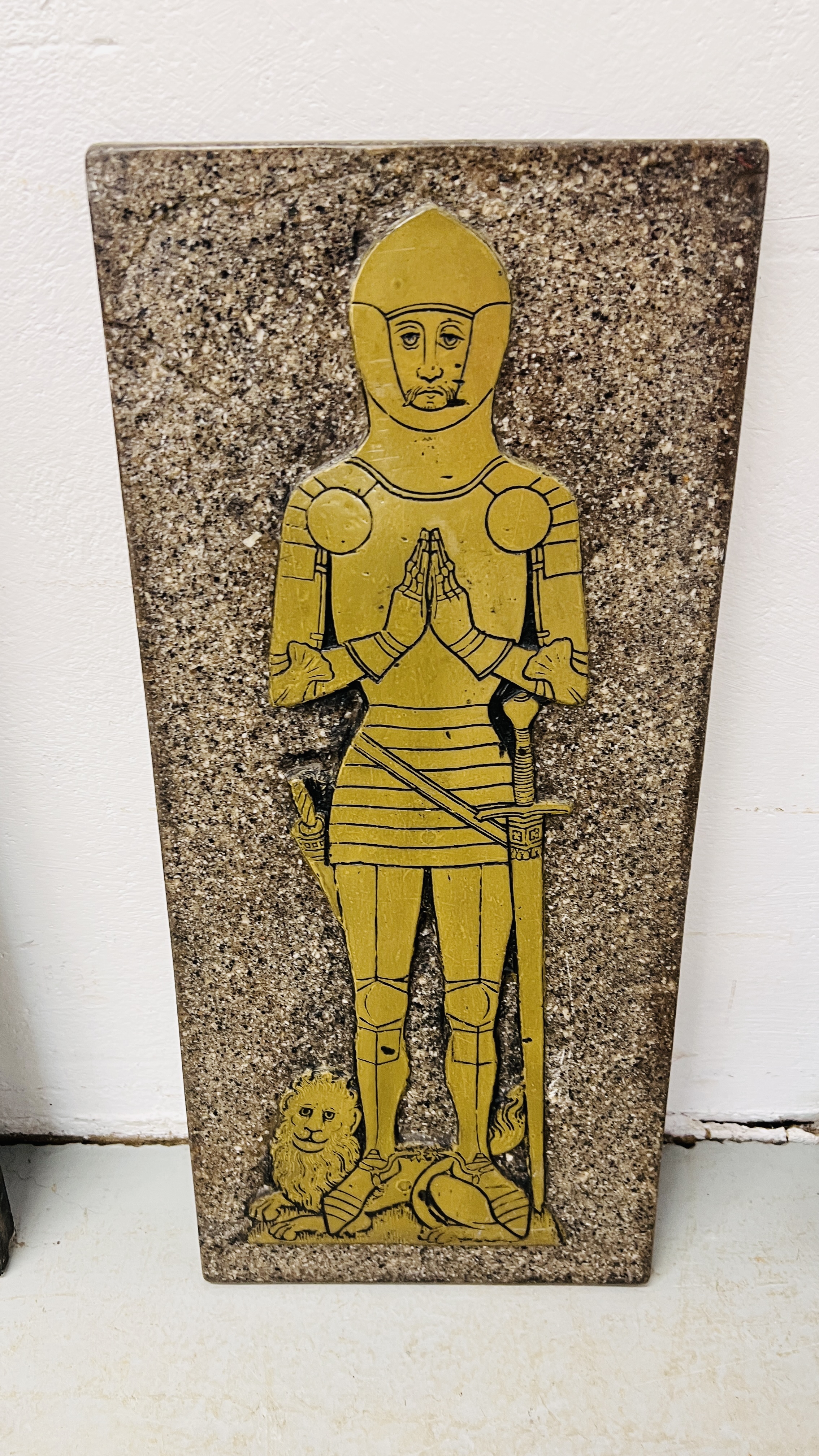 A COLLECTION OF 5 BRASS EFFECT RUBBINGS TO INCLUDE A KNIGHT, MUMMY ETC. 100CM. H. 31CM. W. - Image 5 of 6