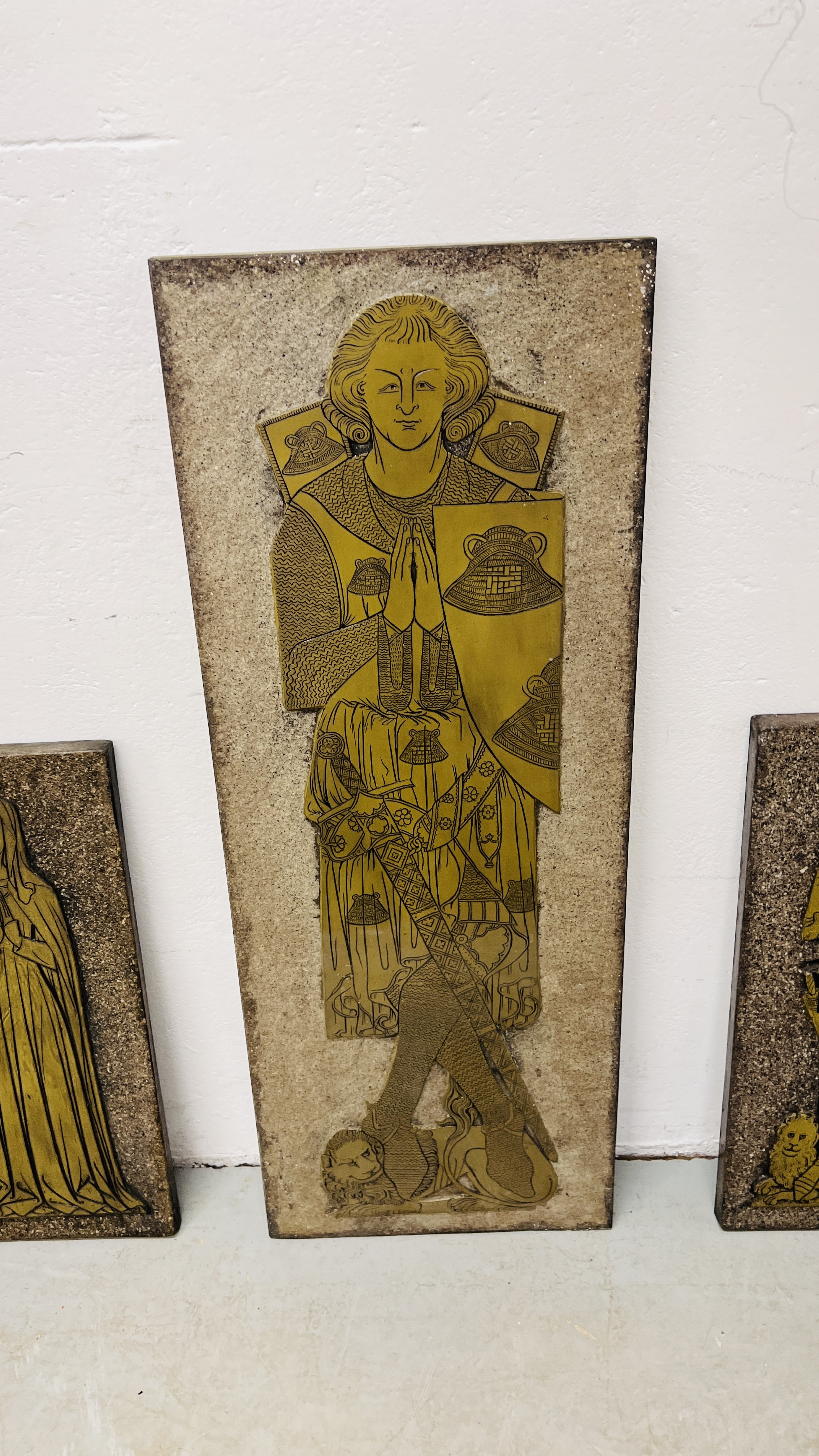 A COLLECTION OF 5 BRASS EFFECT RUBBINGS TO INCLUDE A KNIGHT, MUMMY ETC. 100CM. H. 31CM. W. - Image 4 of 6