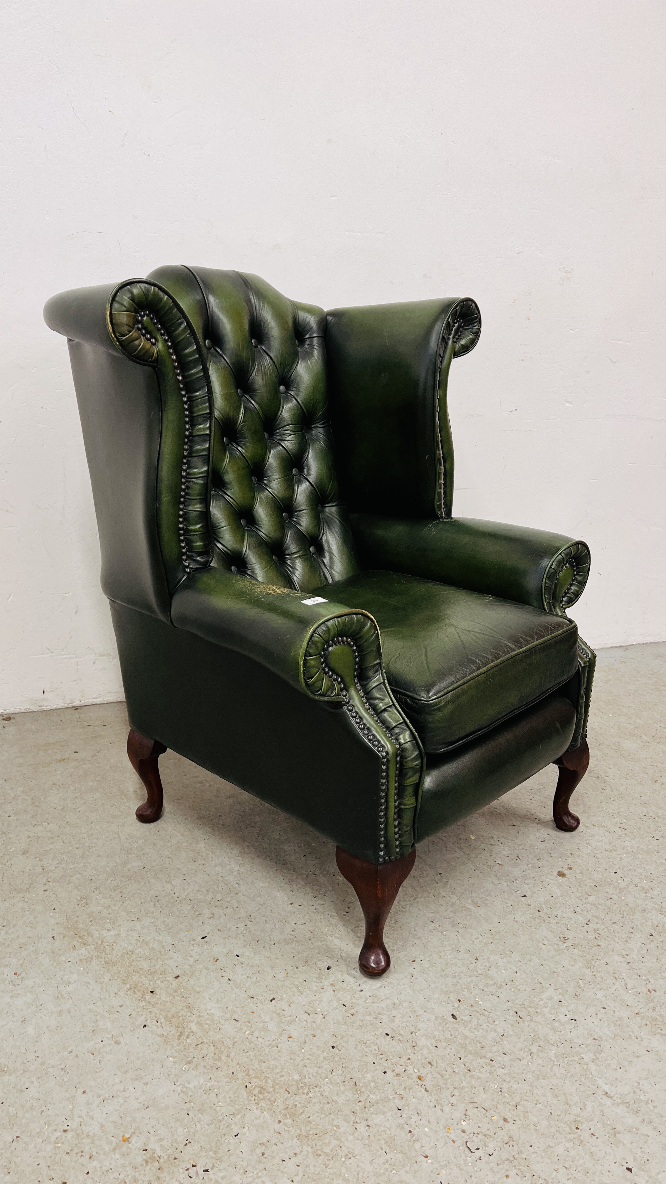 A BOTTLE GREEN LEATHER BUTTON BACK WING CHAIR - FRONT LEG A/F. - Image 8 of 10