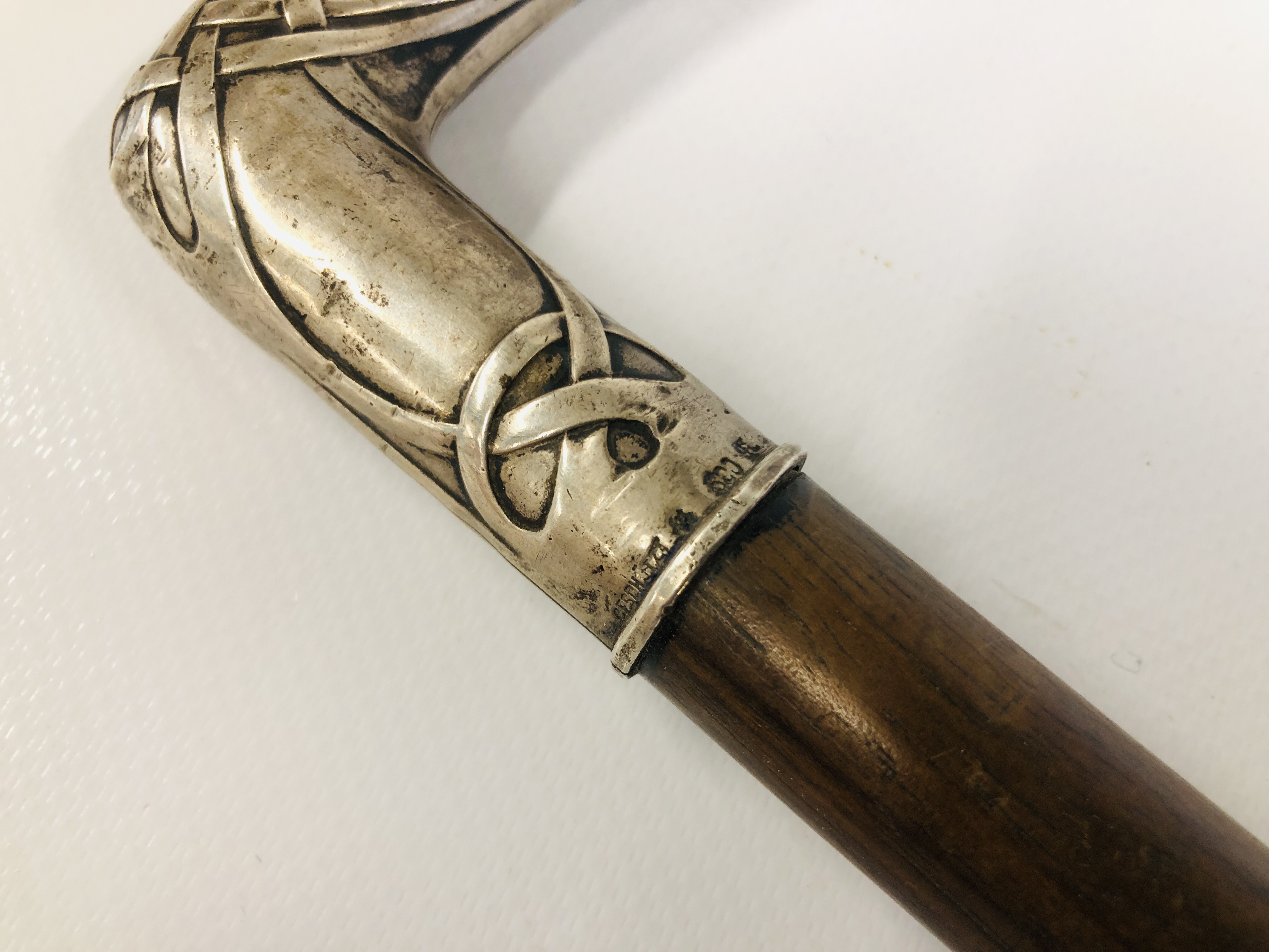 A VINTAGE WALKING CANE WITH SILVER HANDLE IN THE ART NOUVEAU STYLE MARKED 800 CESCH. - Image 6 of 9