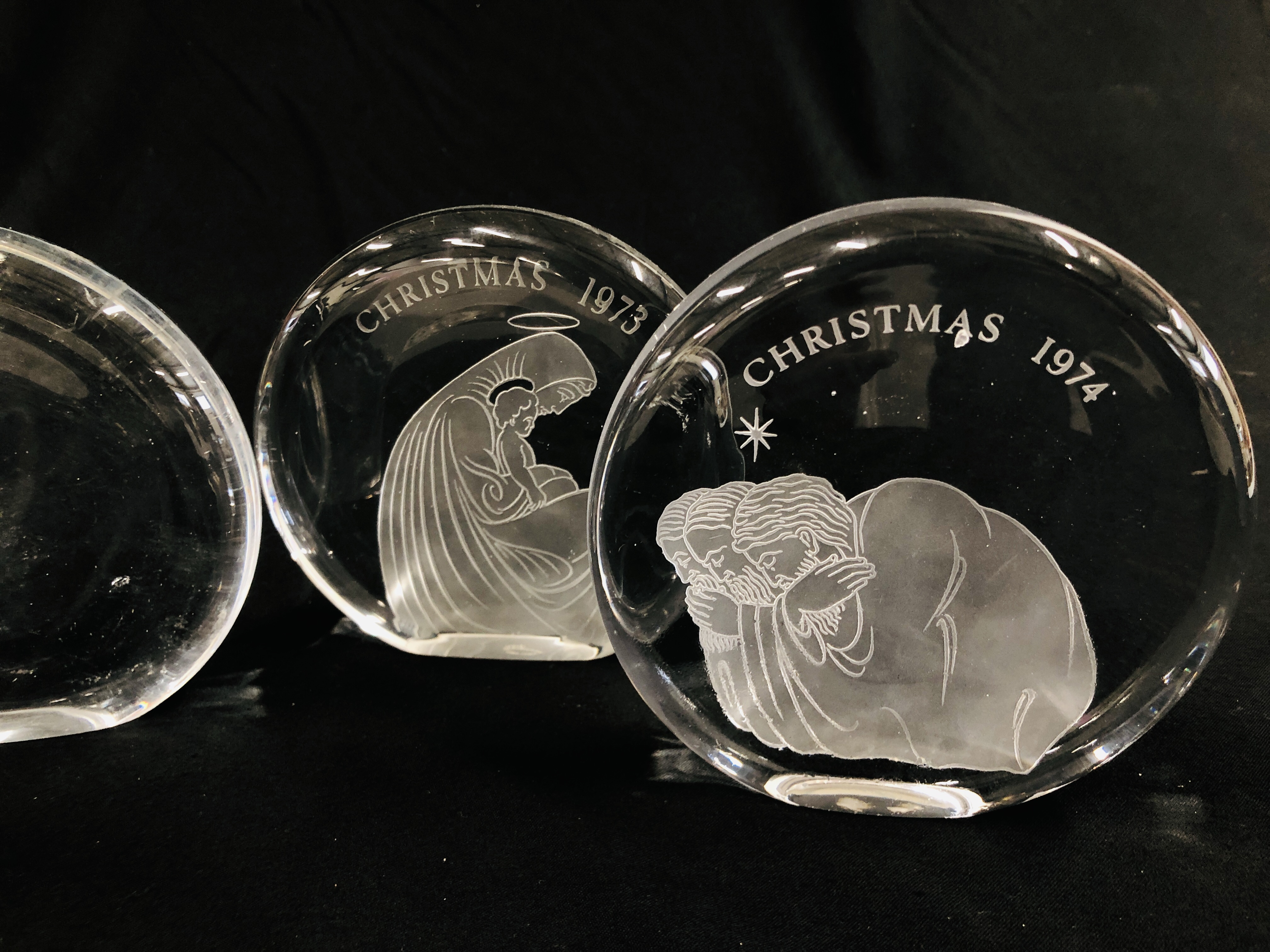 TWO WEDGEWOOD GLASS CIRCULAR DISC CHRISTMAS PAPERWEIGHTS, 1974 & 1976, 14CM HIGH. - Image 2 of 3