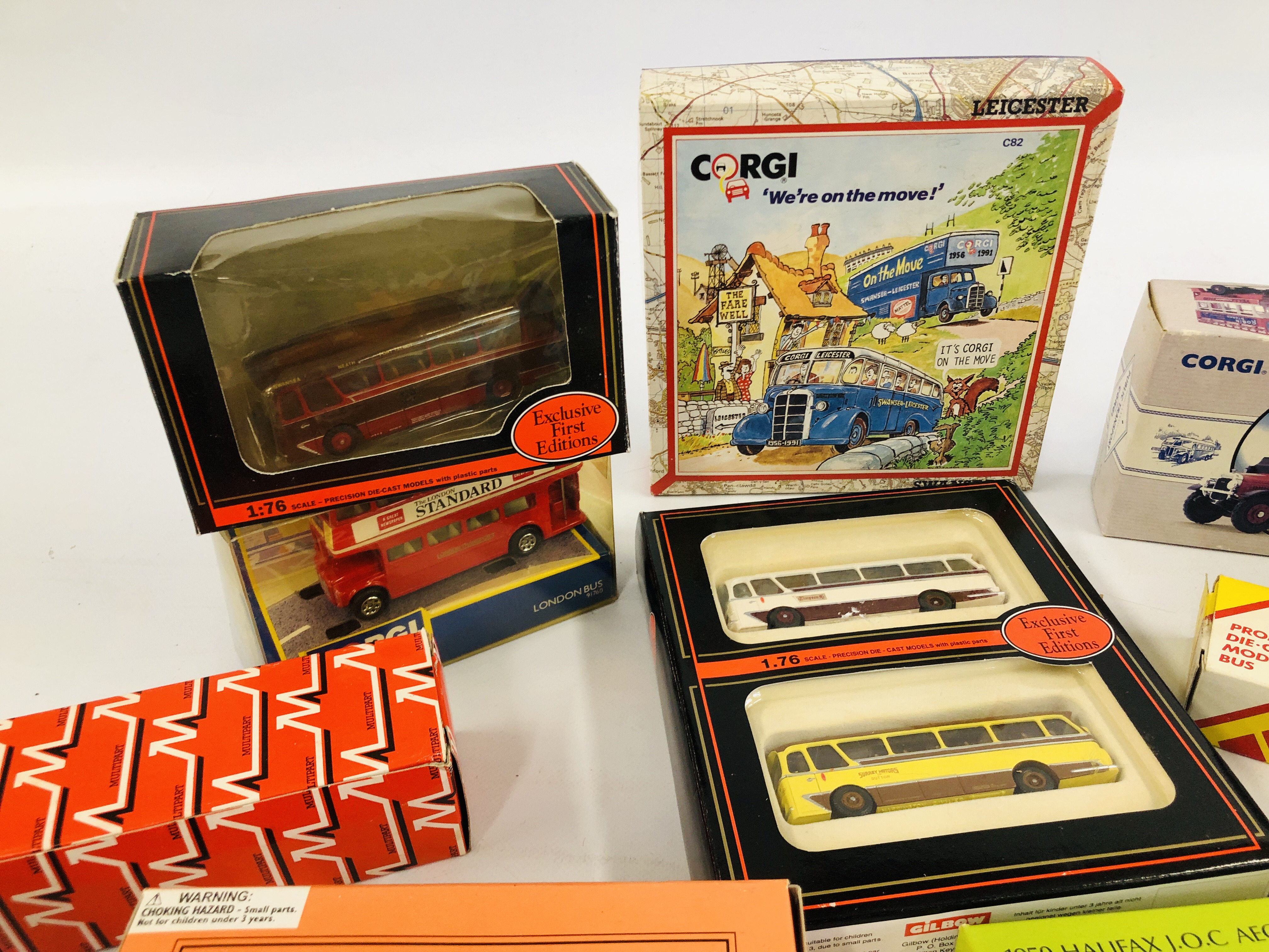 TWO FRUIT BOXES OF MIXED DIECAST BUSSES AND COACHES TO INCLUDE CORGI, MANY BEING BOXED. - Image 5 of 6