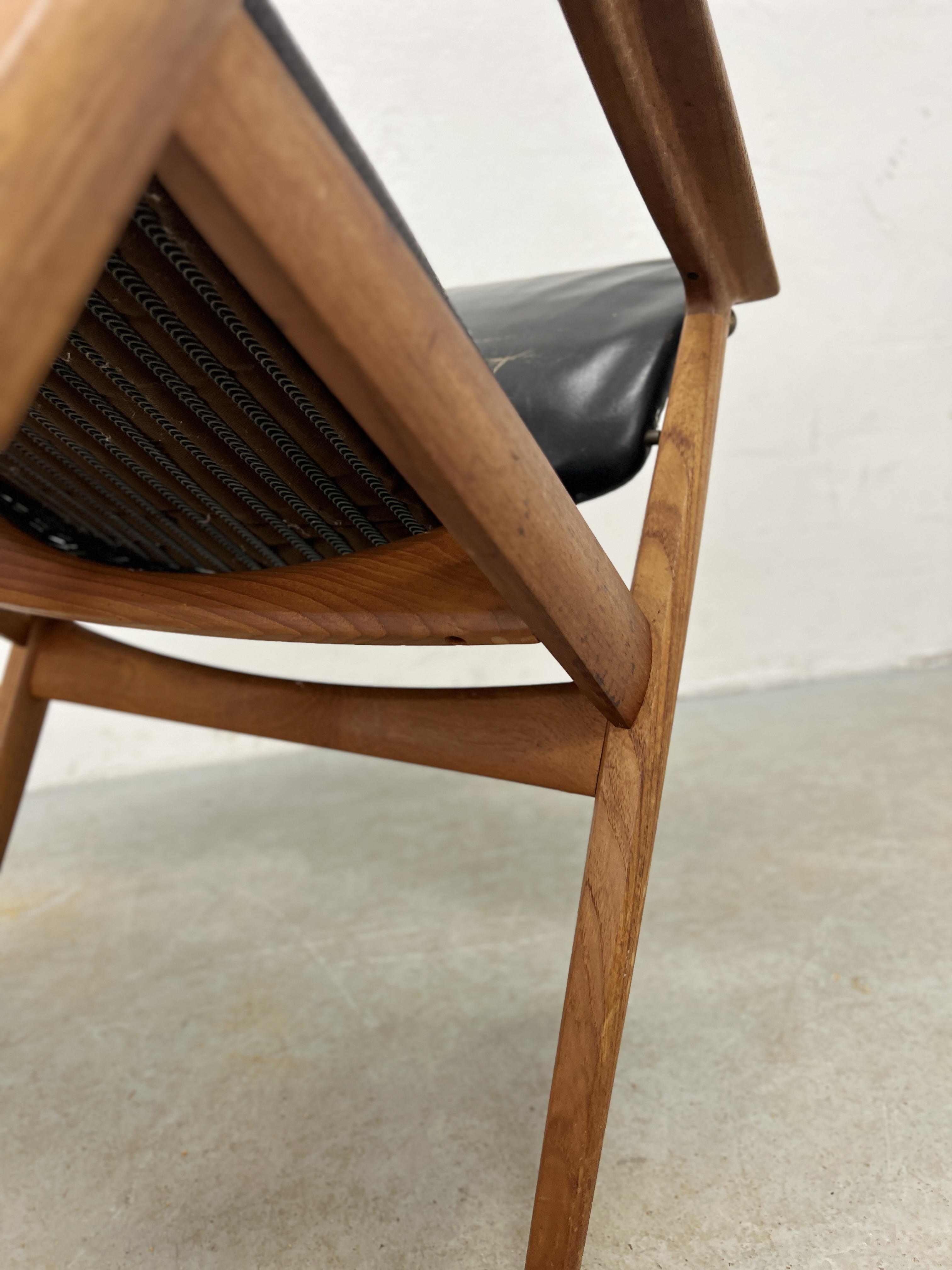 A MID CENTURY DANISH TEAK OPEN ELBOW CHAIR BEARING LABEL FRANCE & SON. - Image 8 of 13