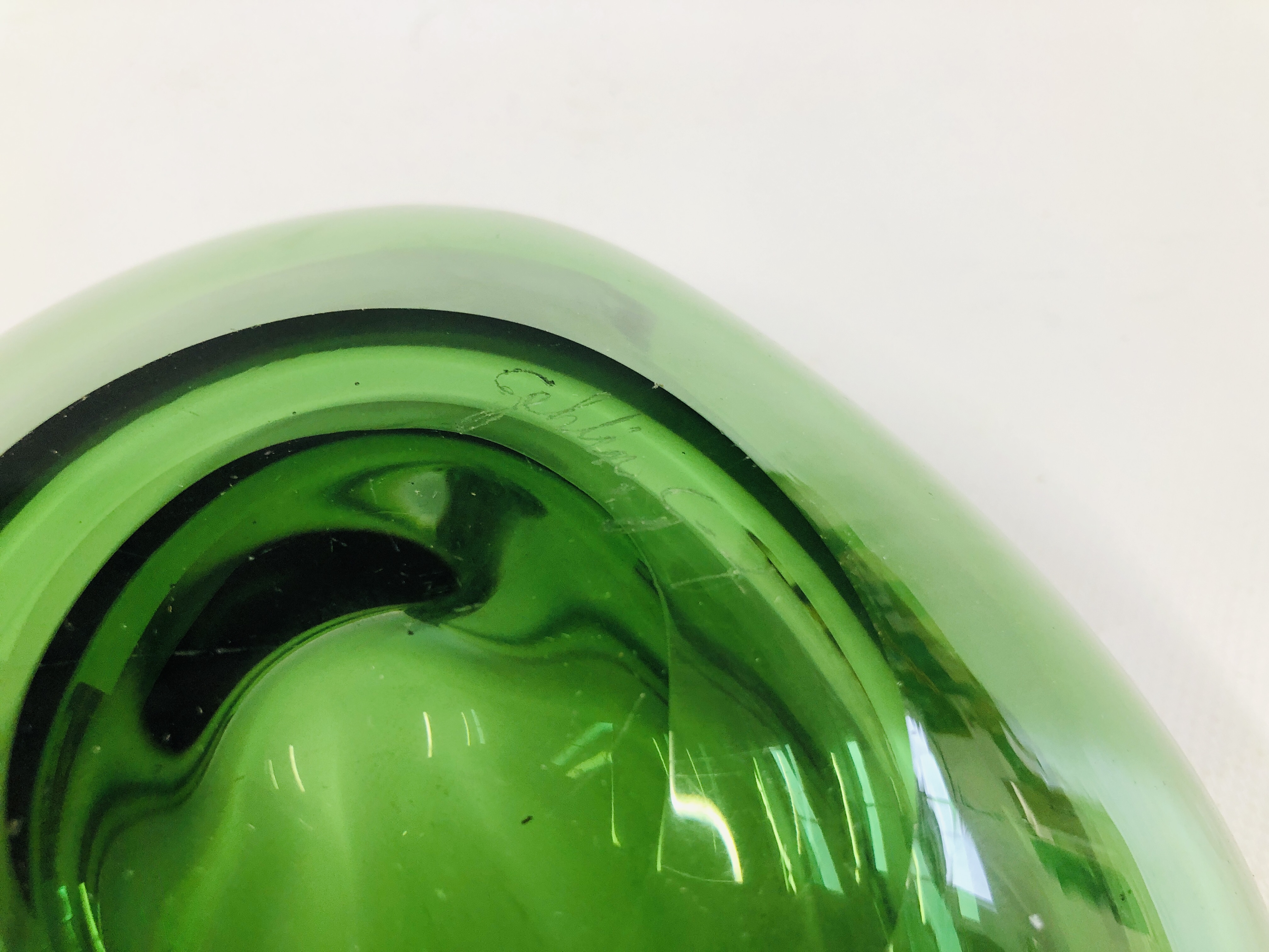 A SWEDISH GULLASKRUF GREEN GLASS BOWL BY HUGO GEHLIN, 17CM WIDE. - Image 5 of 5