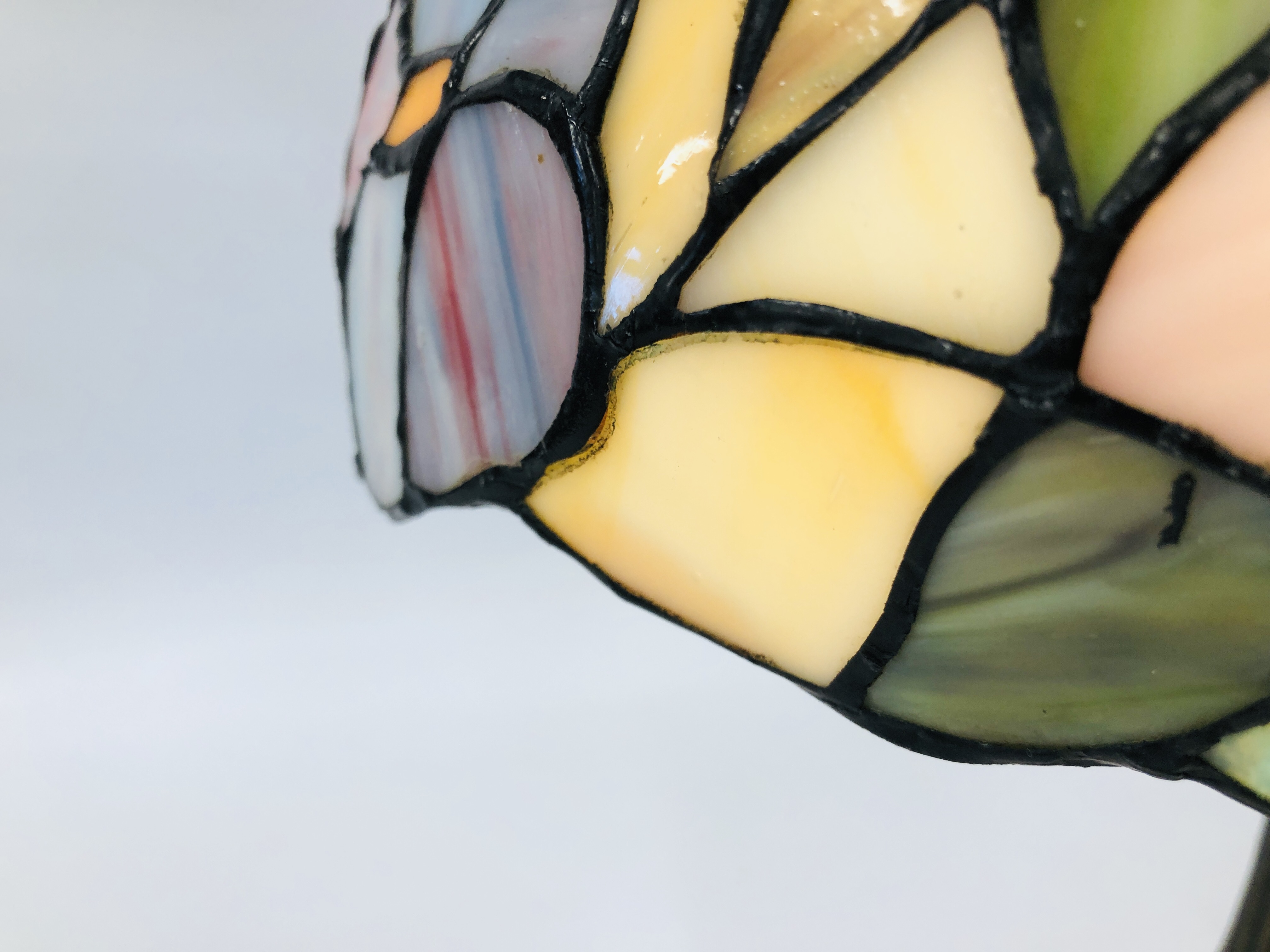 A REPRODUCTION TIFFANY INSPIRED STAINED GLASS TABLE LAMP AND SHADE - SOLD AS SEEN. - Image 5 of 8