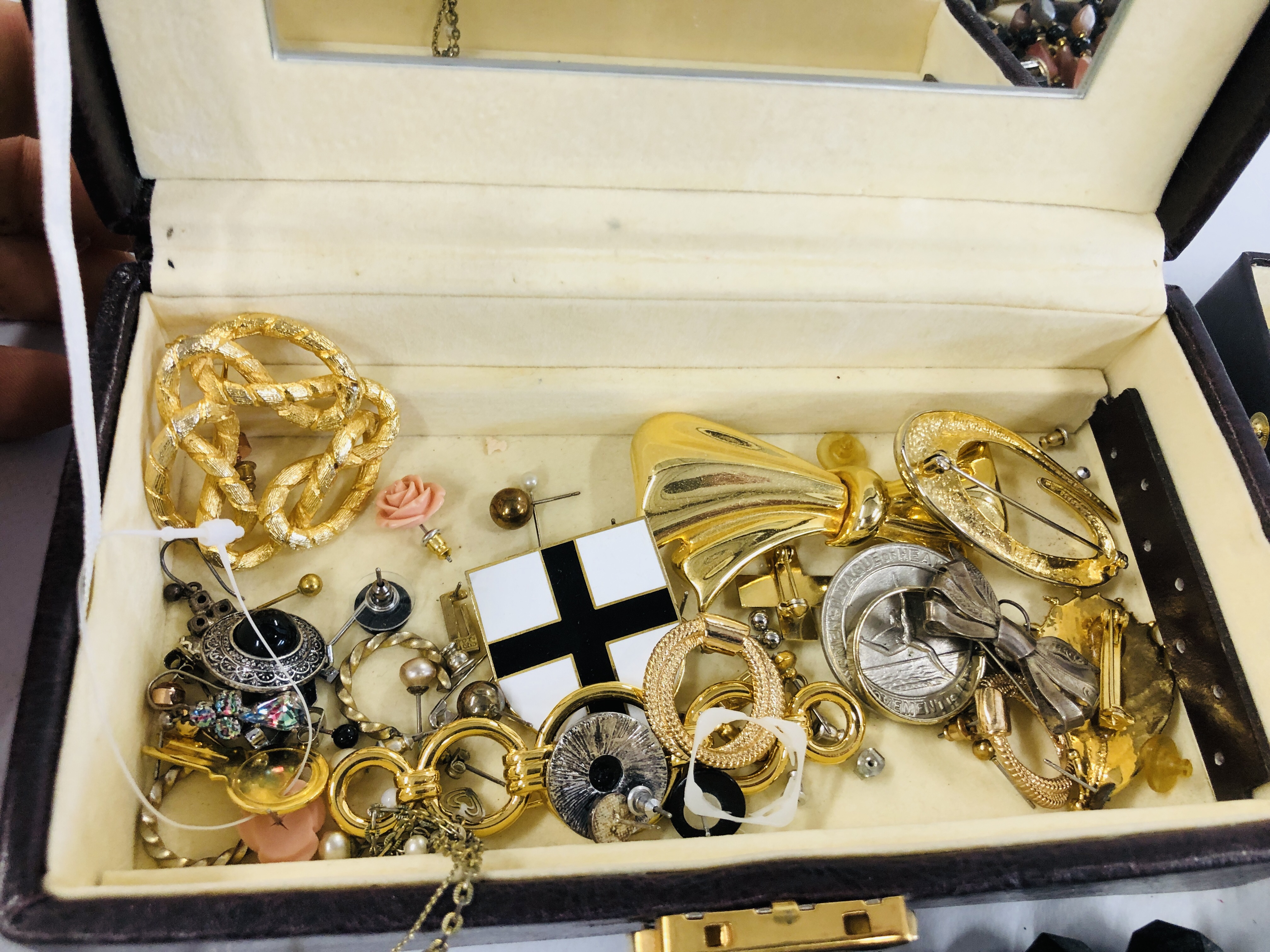 A TRAY OF ASSORTED COSTUME JEWELLERY BEADS, LUCERNE POCKET WATCH, VINTAGE ENAMELLED BADGES, - Image 2 of 5