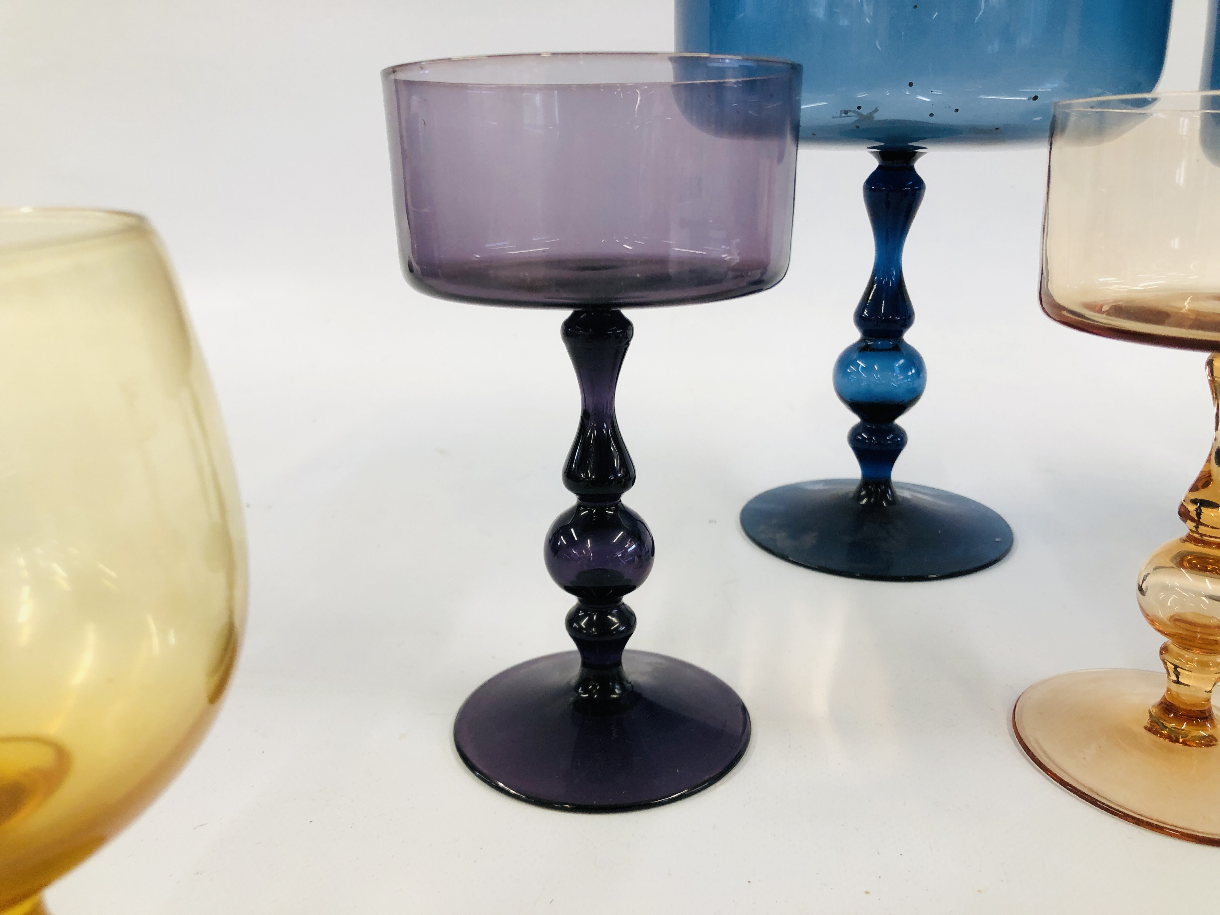 A GROUP OF MAINLY WEDGWOOD DESIGNER COLOURED GLASS INCLUDING TWO BLUE STEM CENTRE PIECE DESIGNED BY - Image 3 of 8