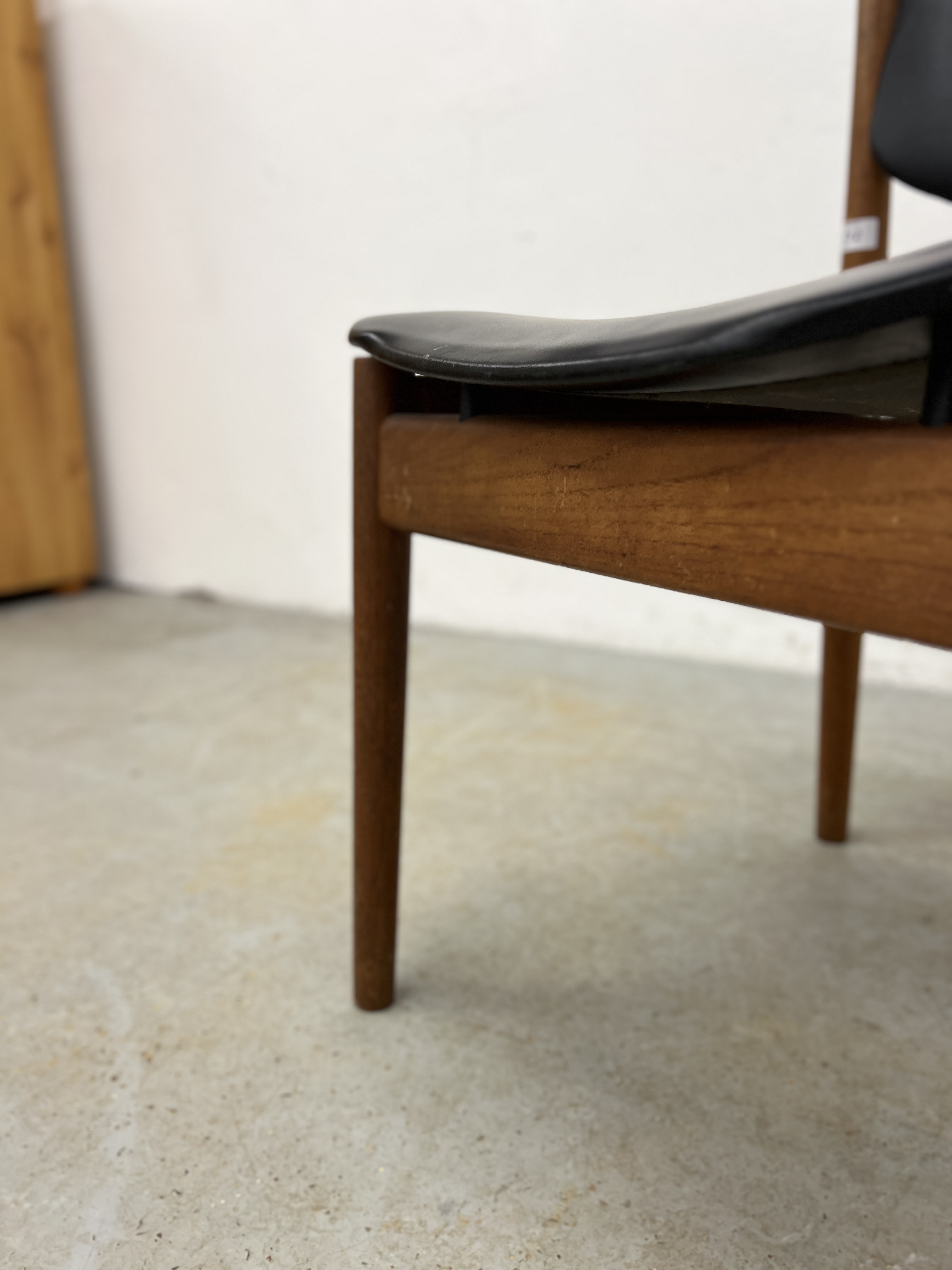 A MID CENTURY DANISH TEAK SIDE CHAIR BEARING LABEL FRANCE & SON. DESIGNED BY FIN JUHL A/F NO. - Image 5 of 10