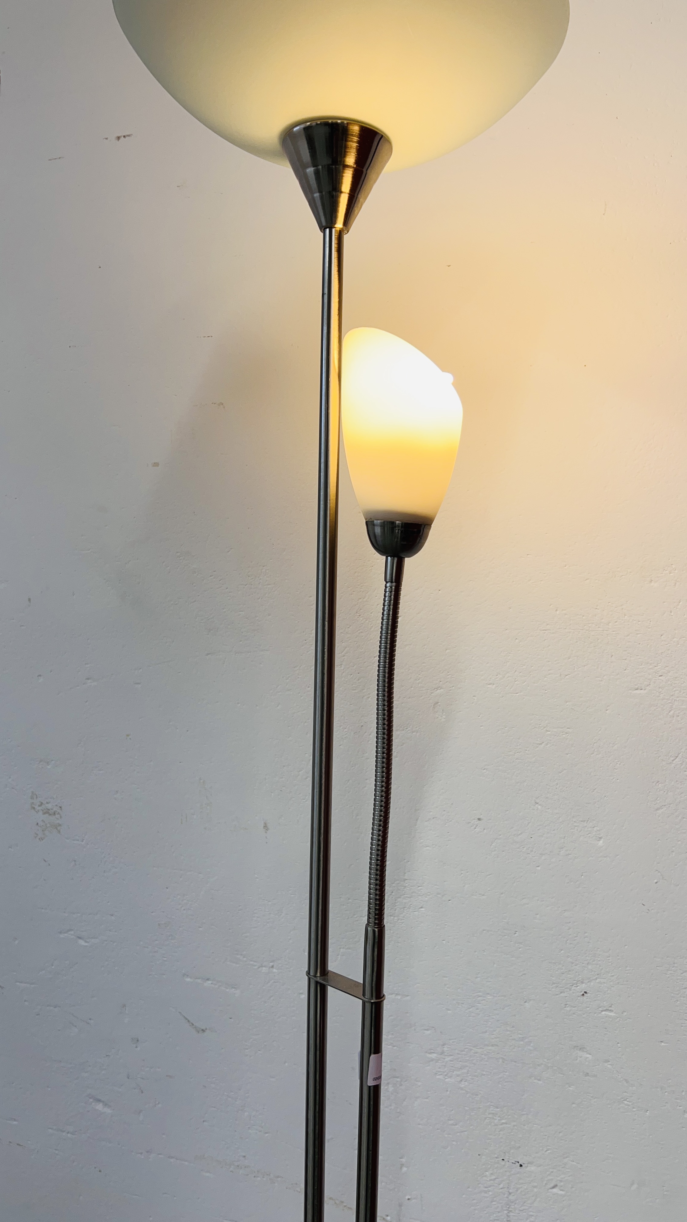 A MODERN BRUSHED STAINLESS STEEL FLOOR STANDING UPLIGHTER WITH READING LAMP - SOLD AS SEEN. - Image 2 of 6