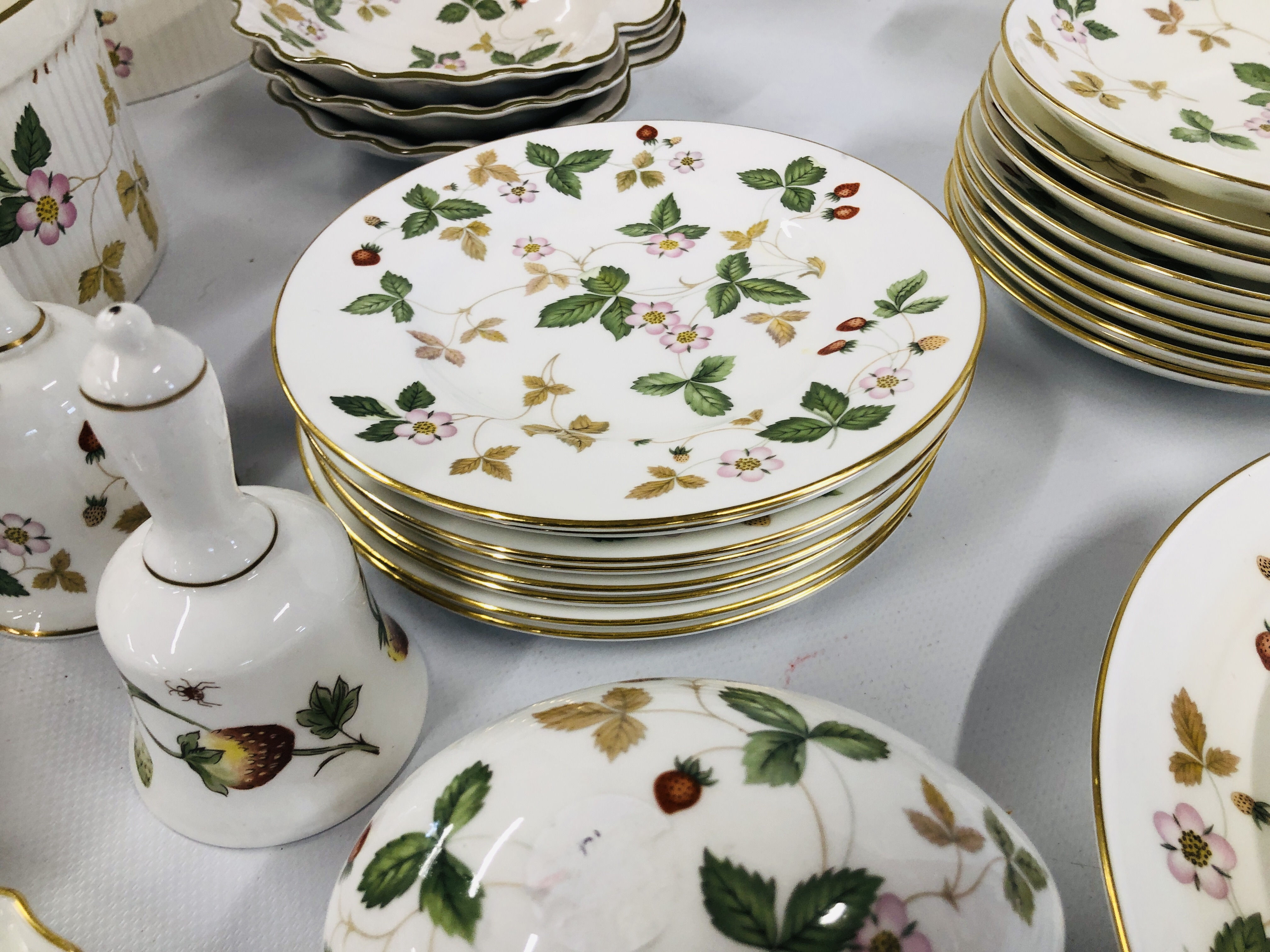 A COLLECTION OF "WEDGEWOOD" WILD STRAWBERRY TEA AND DINNER WARE TO INCLUDE TEA CUPS AND SAUCERS, - Image 4 of 13