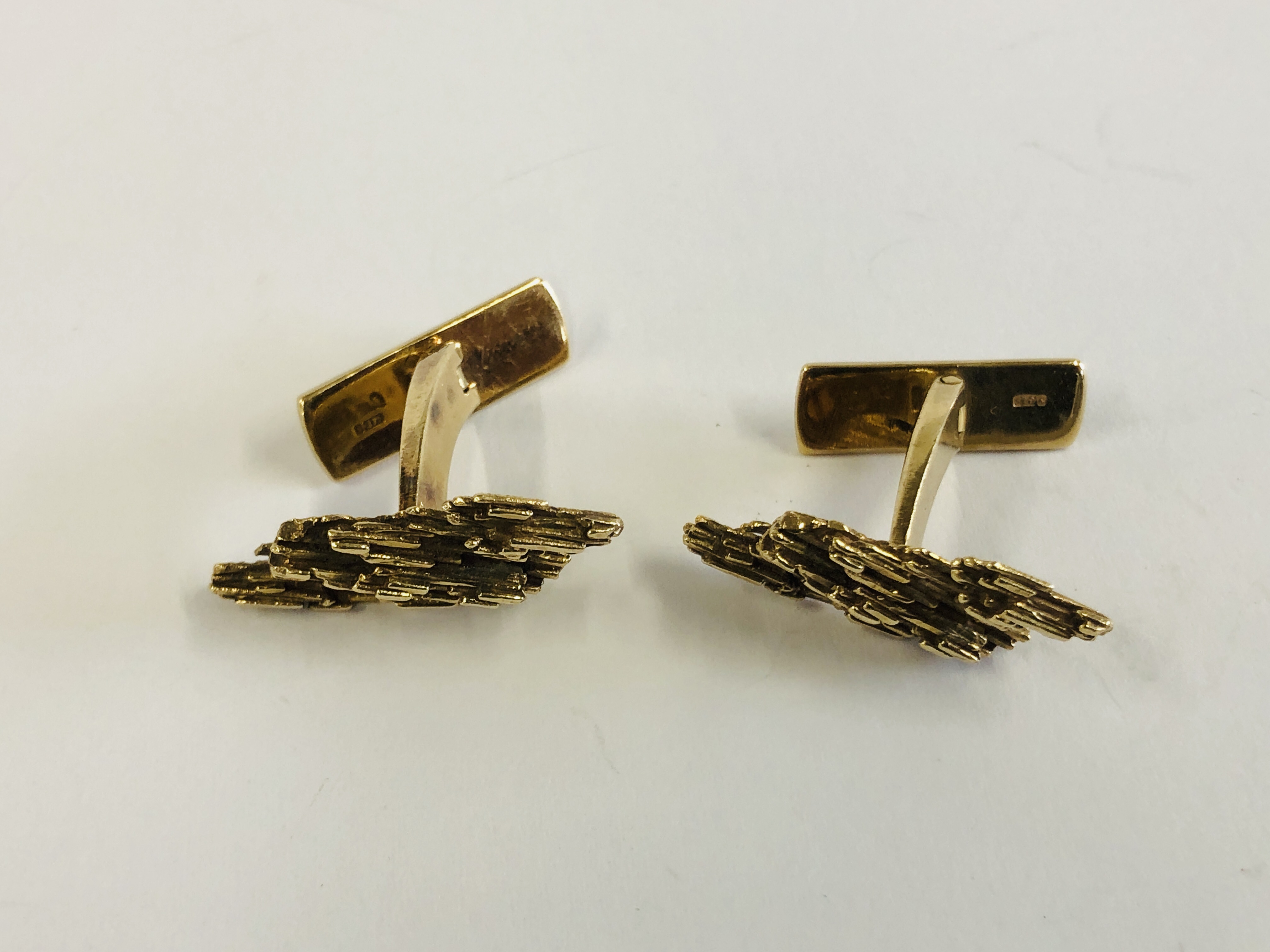 A PAIR OF 9CT GOLD CUFF LINKS OF BARK DESIGN BY C J LTD. - Image 2 of 6