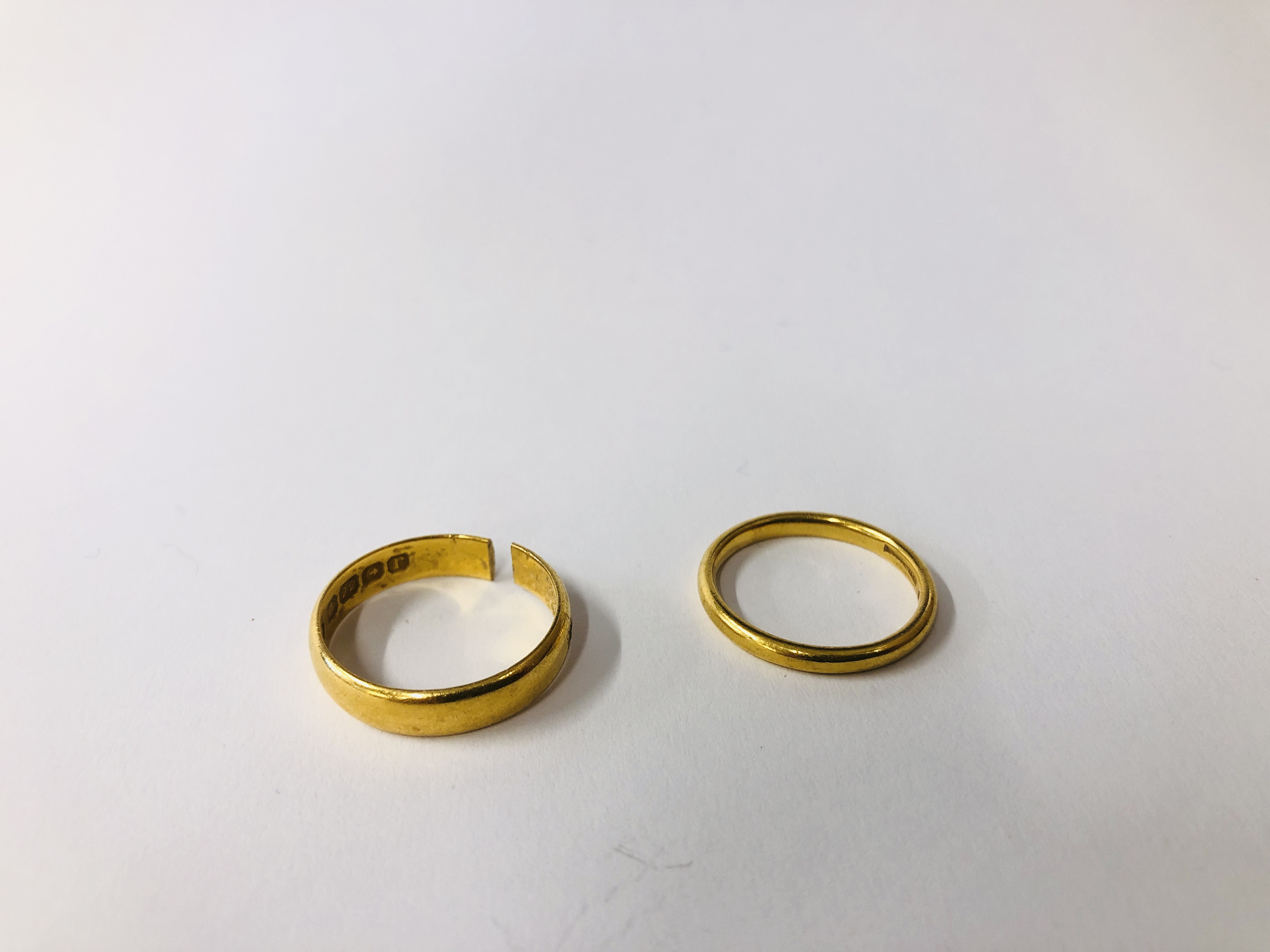 A LADIES 22CT GOLD WEDDING BAND AND A FURTHER 22CT GOLD WEDDING BAND (CUT).