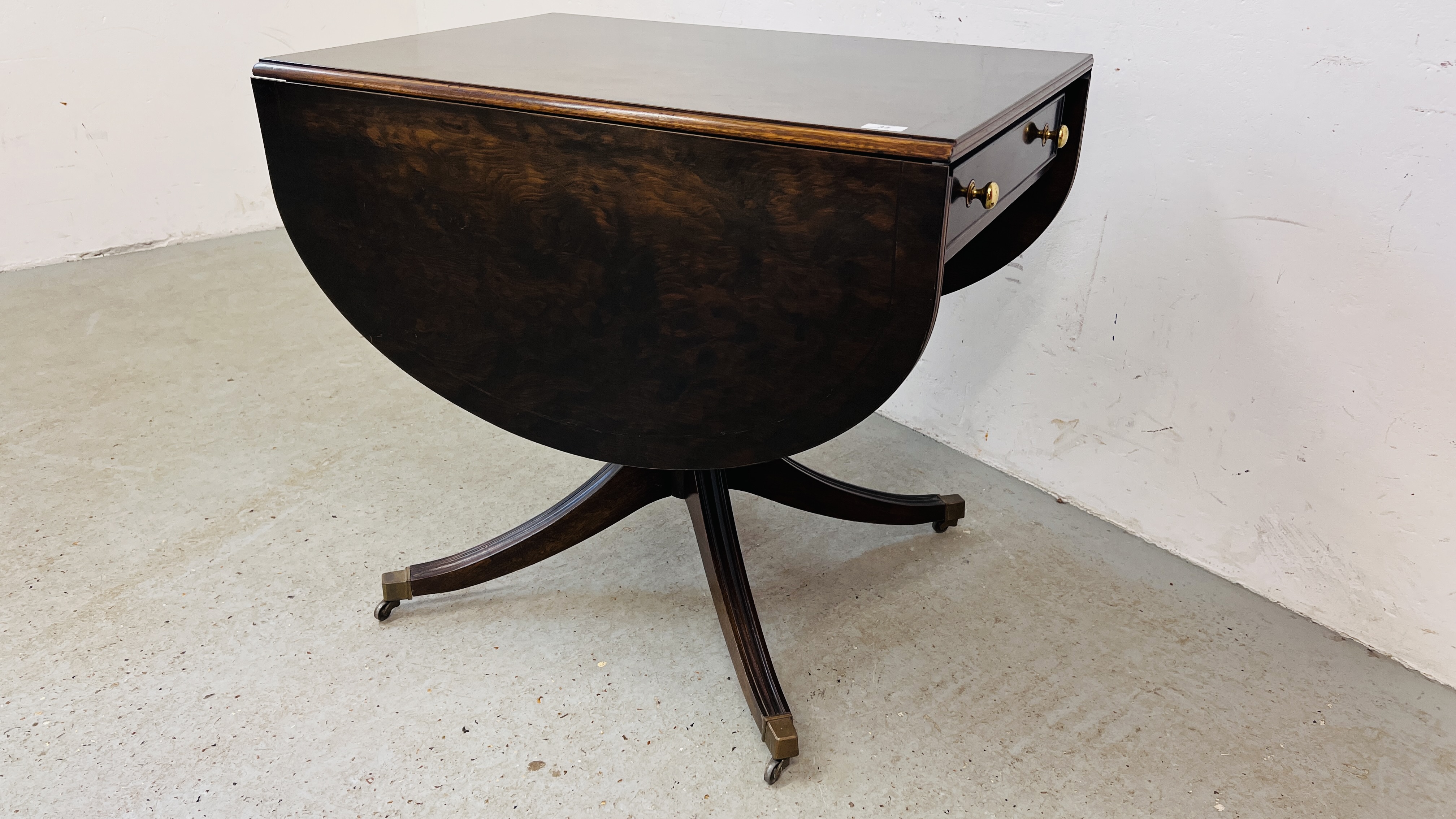 A REGENCY STYLE MAHOGANY PEDESTAL TABLE WITH DROP LEAVES AND SINGLE DRAWER.