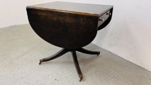 A REGENCY STYLE MAHOGANY PEDESTAL TABLE WITH DROP LEAVES AND SINGLE DRAWER.