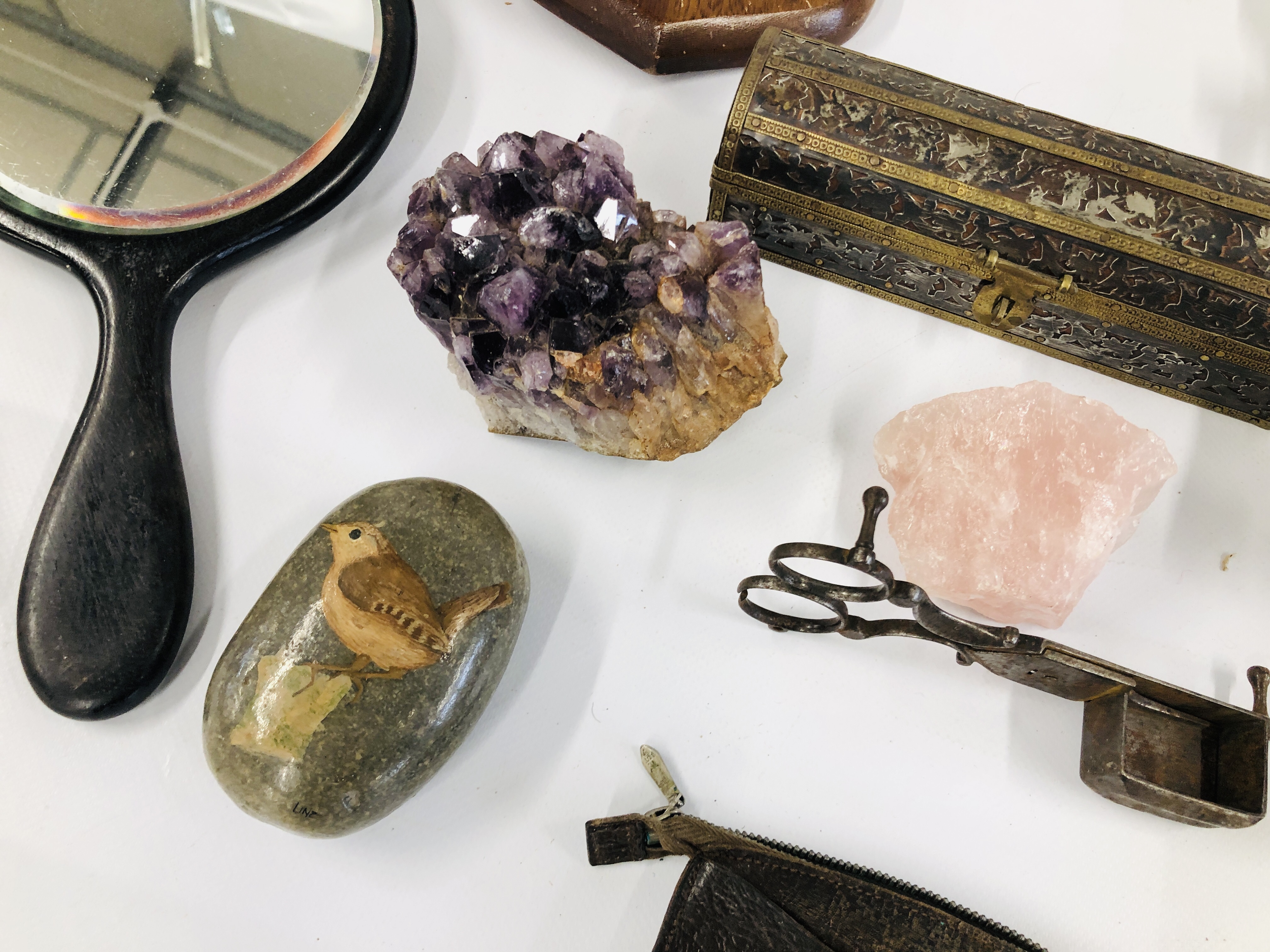 A BOX OF ASSORTED COLLECTIBLES TO INCLUDE AN OVAL BRASS FRAMED MIRROR PINK QUARTZ AND AMETHYST ROCK - Image 2 of 9