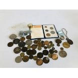 A SMALL COLLECTION OF COINS TO INCLUDE CROWNS, TOKENS, SIXPENCES, SILVER DOLLAR (1923),