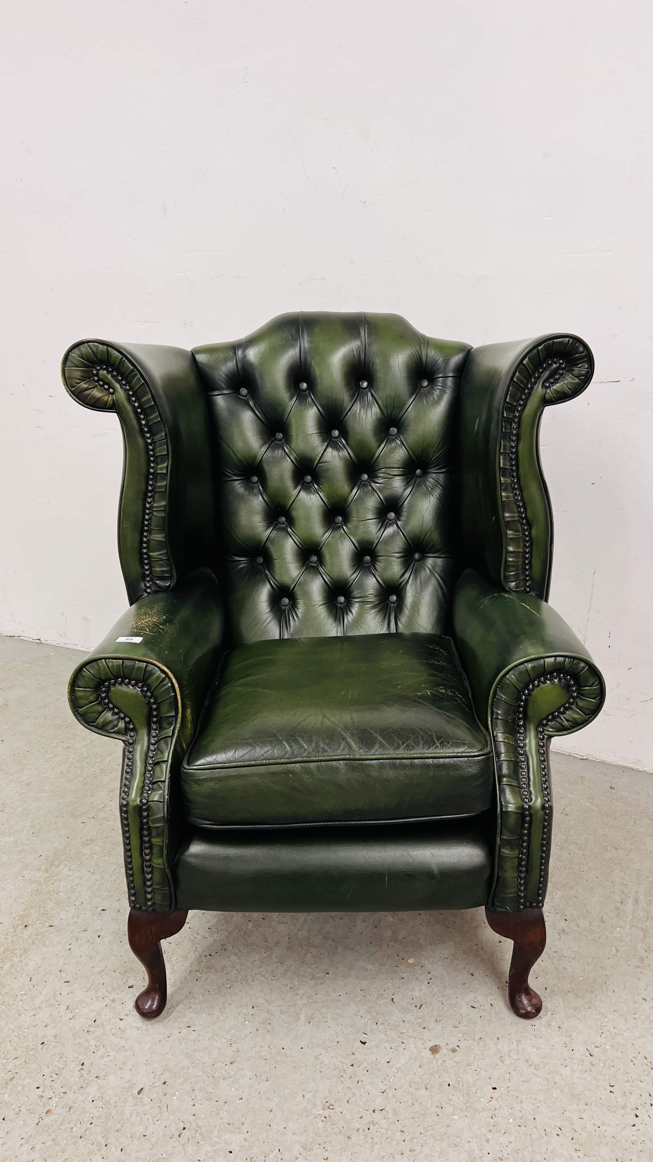 A BOTTLE GREEN LEATHER BUTTON BACK WING CHAIR - FRONT LEG A/F. - Image 7 of 10