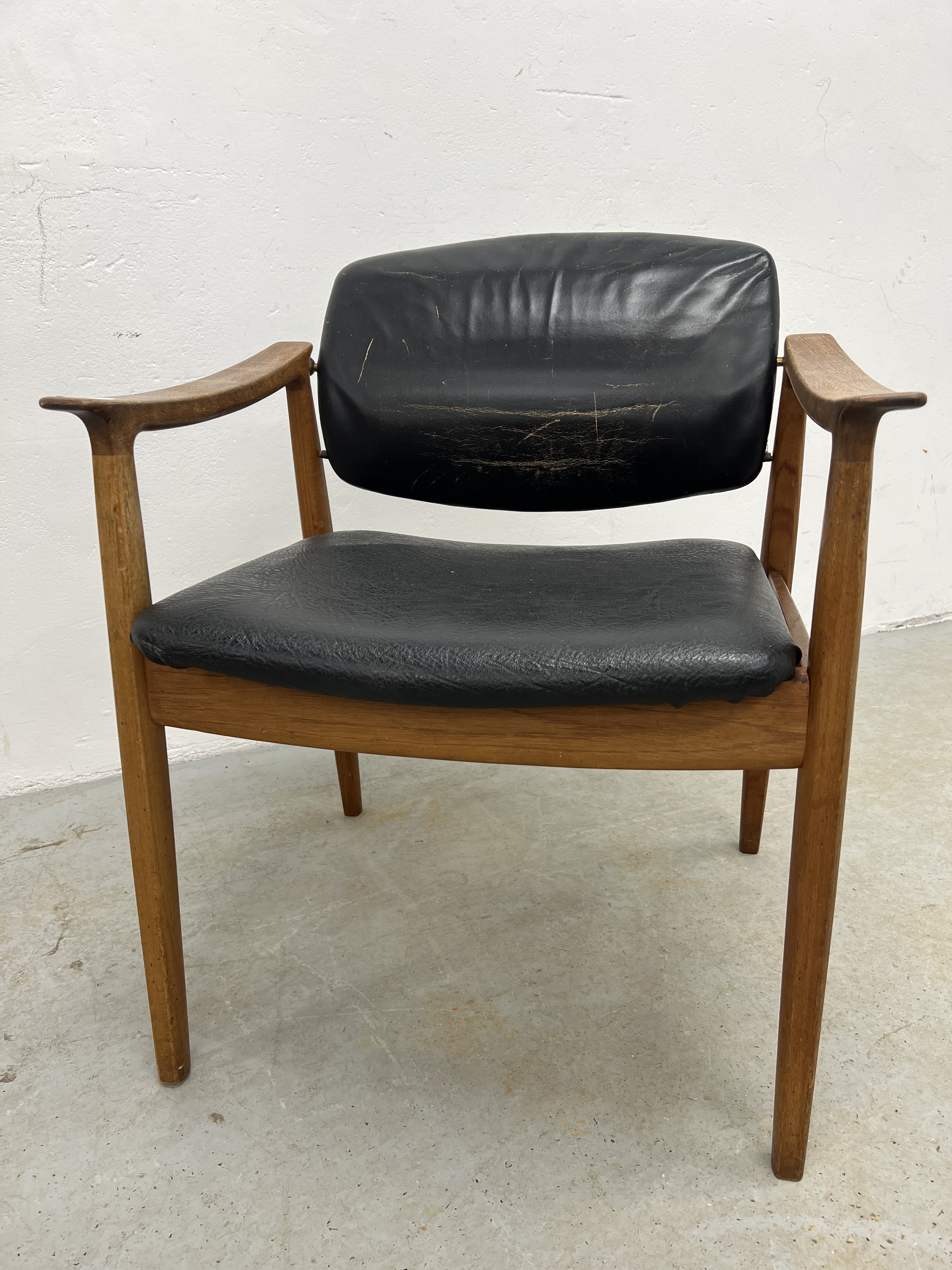 A MID CENTURY DANISH TEAK OPEN ELBOW CHAIR BEARING LABEL FRANCE & SON. - Image 3 of 13