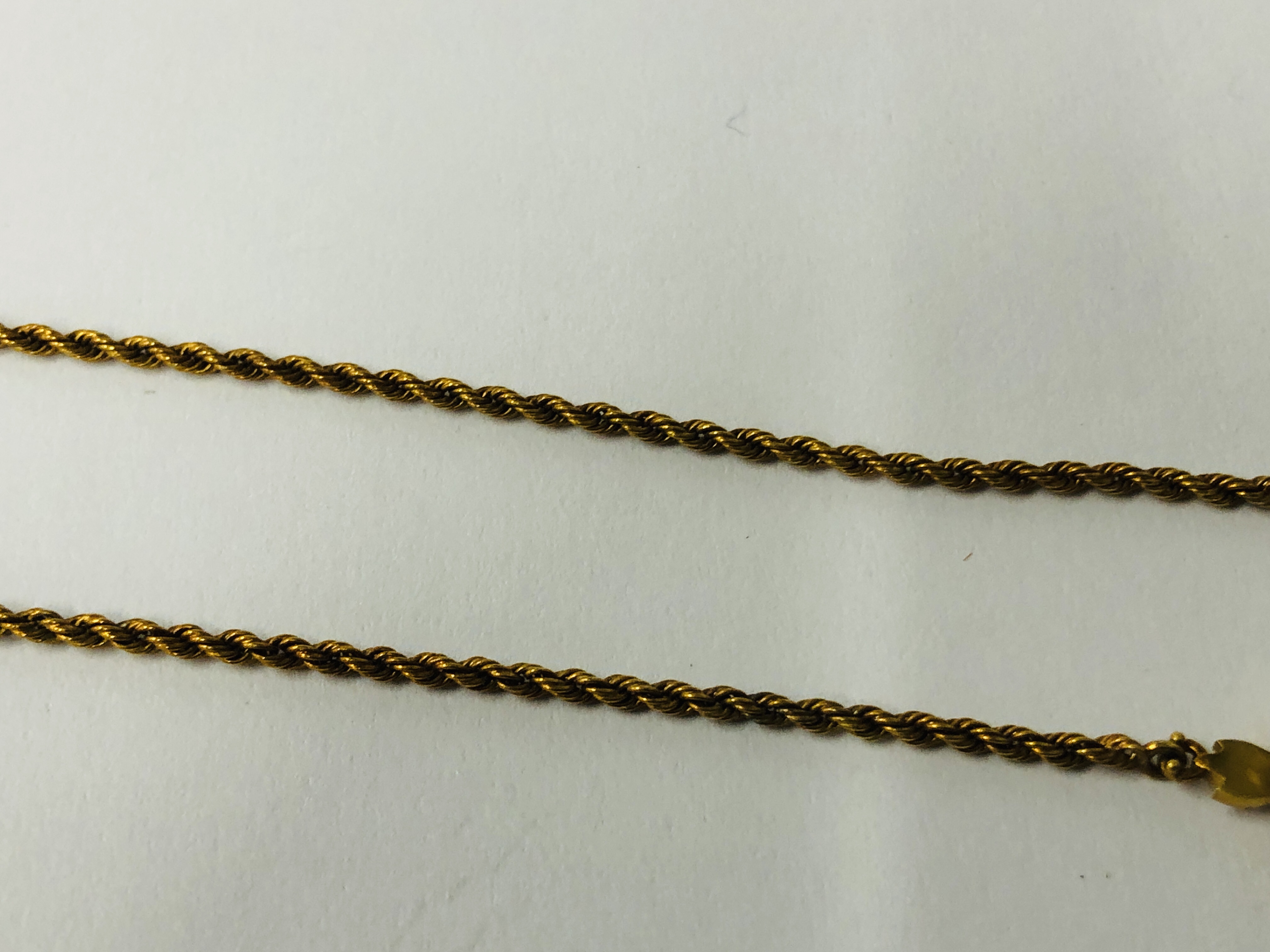 AN ANTIQUE CHILD'S YELLOW METAL ROPE DESIGN NECKLACE SET WITH SEED PEARLS, LENGTH 31CM. - Image 7 of 9