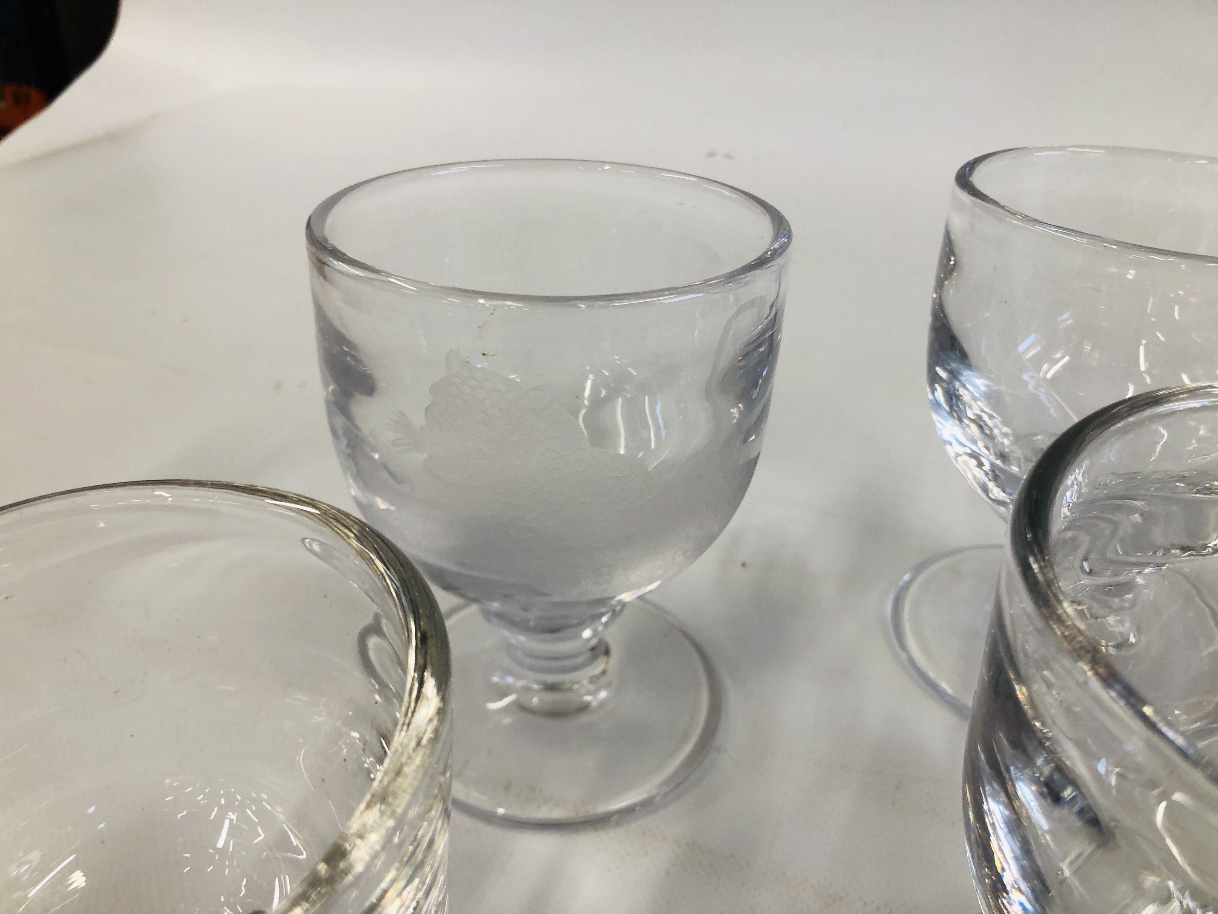 A COLLECTION OF VINTAGE AND MODERN GLASSWARE TO INCLUDE GLASSES MARKED LANGHAM AND SOME AIR TWIST - Image 8 of 8