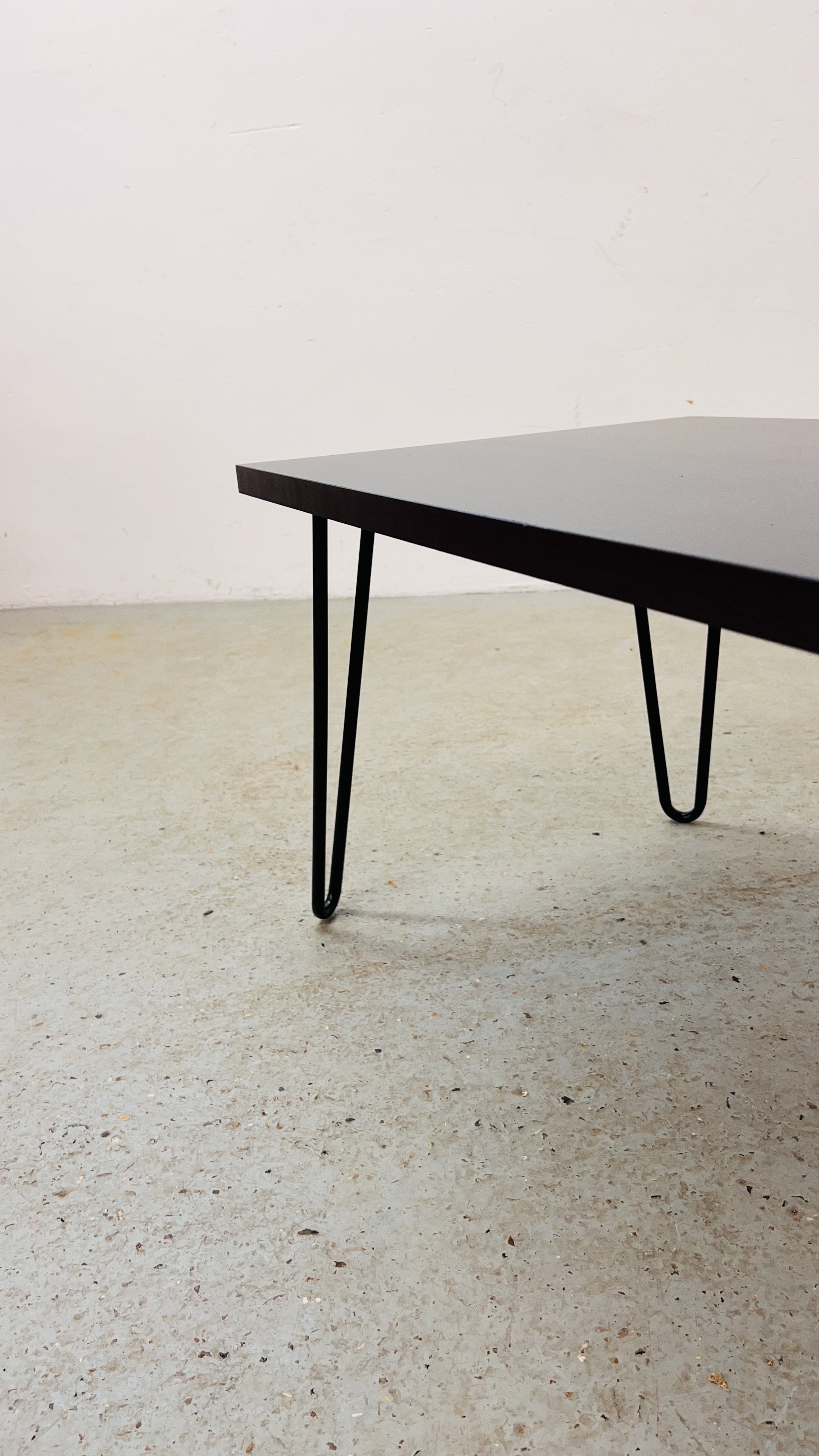 A MODERN RECTANGULAR COFFEE TABLE ON METAL U LEGS - Image 6 of 8