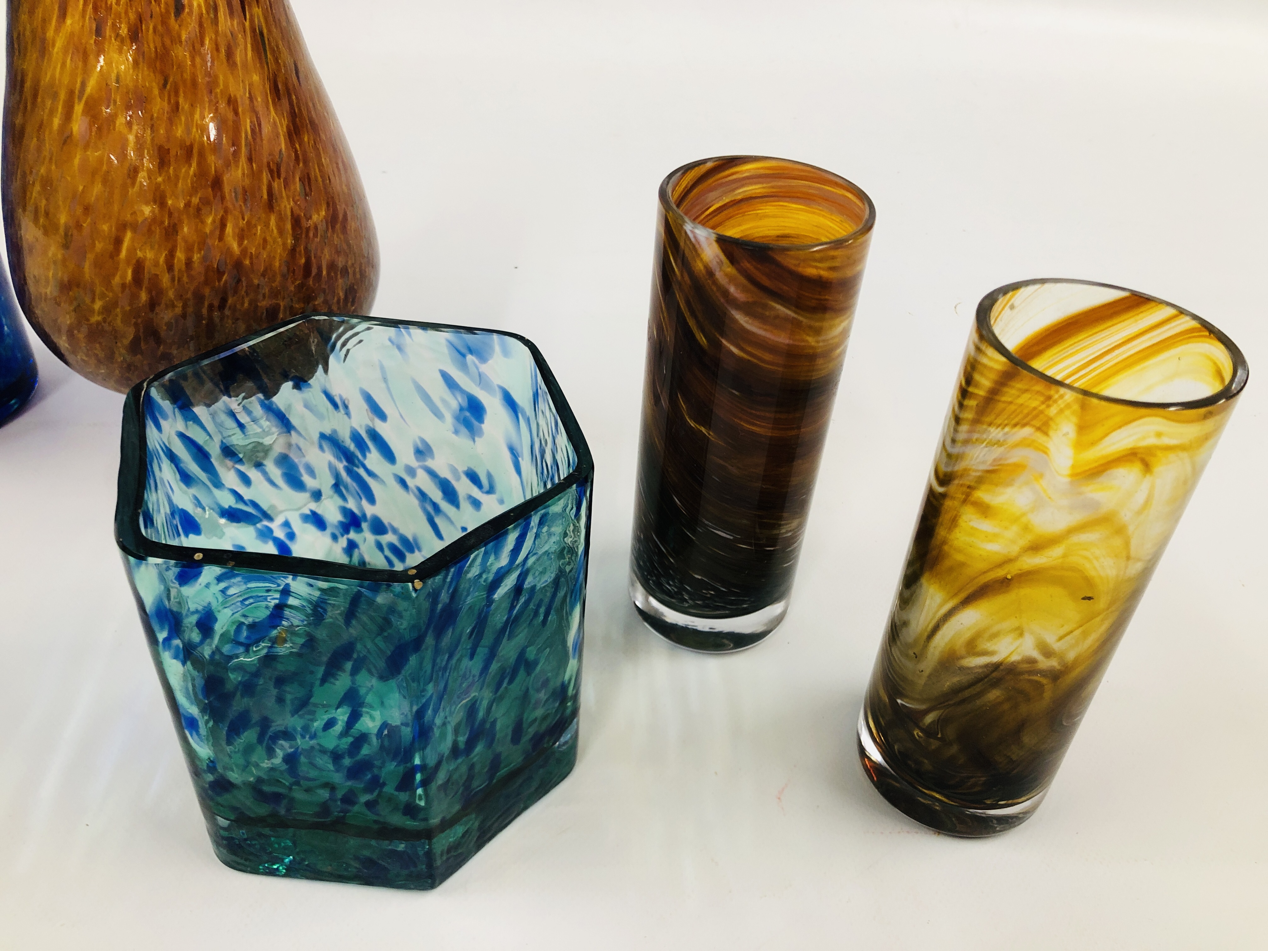 A GROUP OF ART GLASS STUDIO VASES TO INCLUDE MOTTLED AND WEDGEWOOD EXAMPLES. - Image 3 of 7
